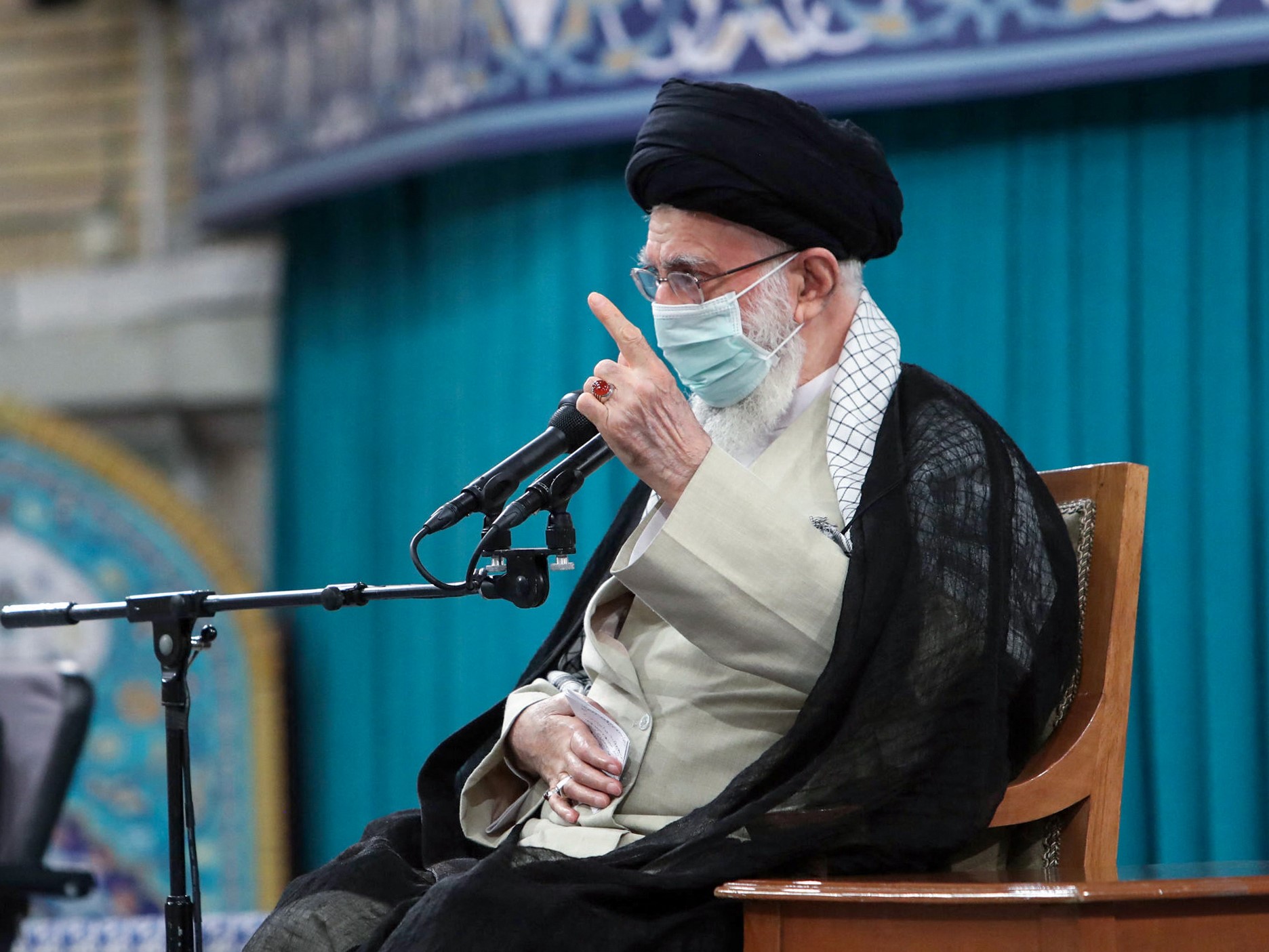 Ali Khamenei saat pertemuan dengan peserta Konferensi Persatuan Islam di Teheran, Minggu (24/10).