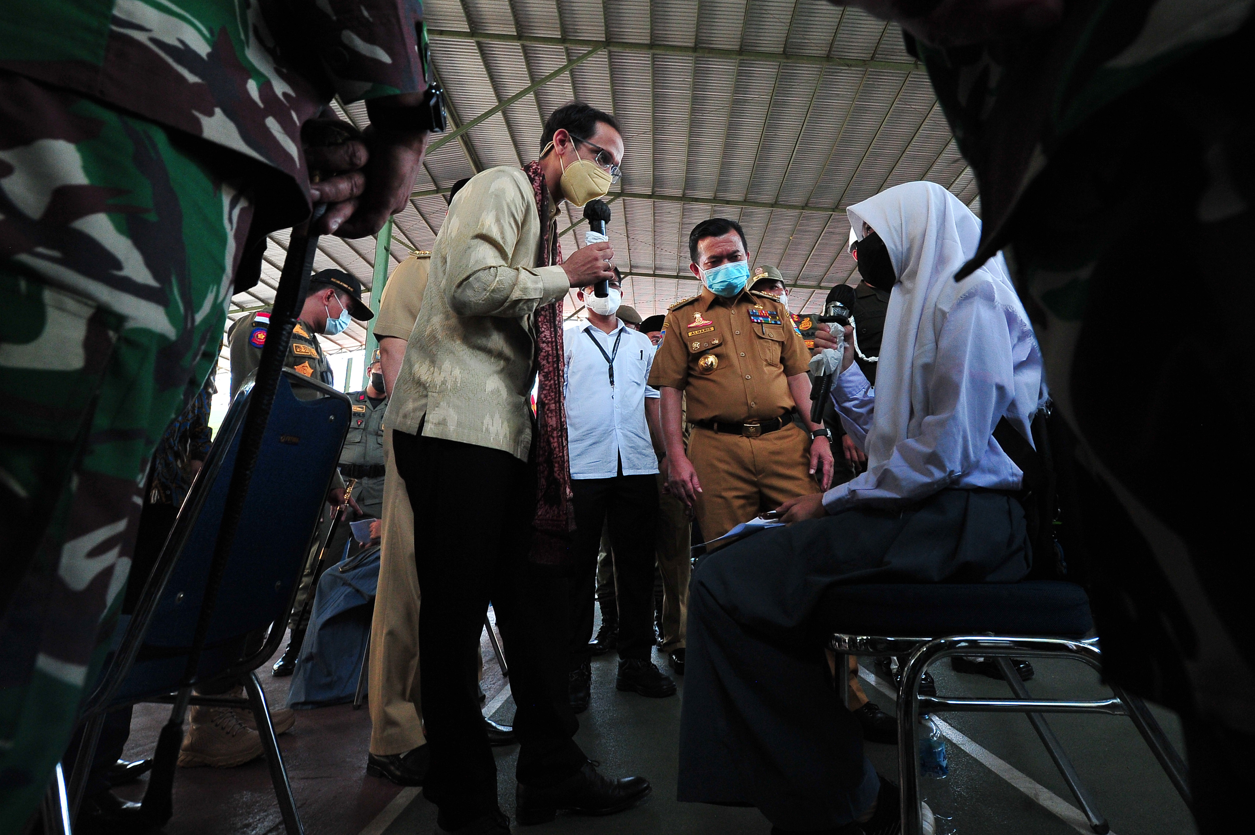 Mendikbudristek Nadiem Makarim saat berbincang dengan pelajar yang akan divaksin covid-19.