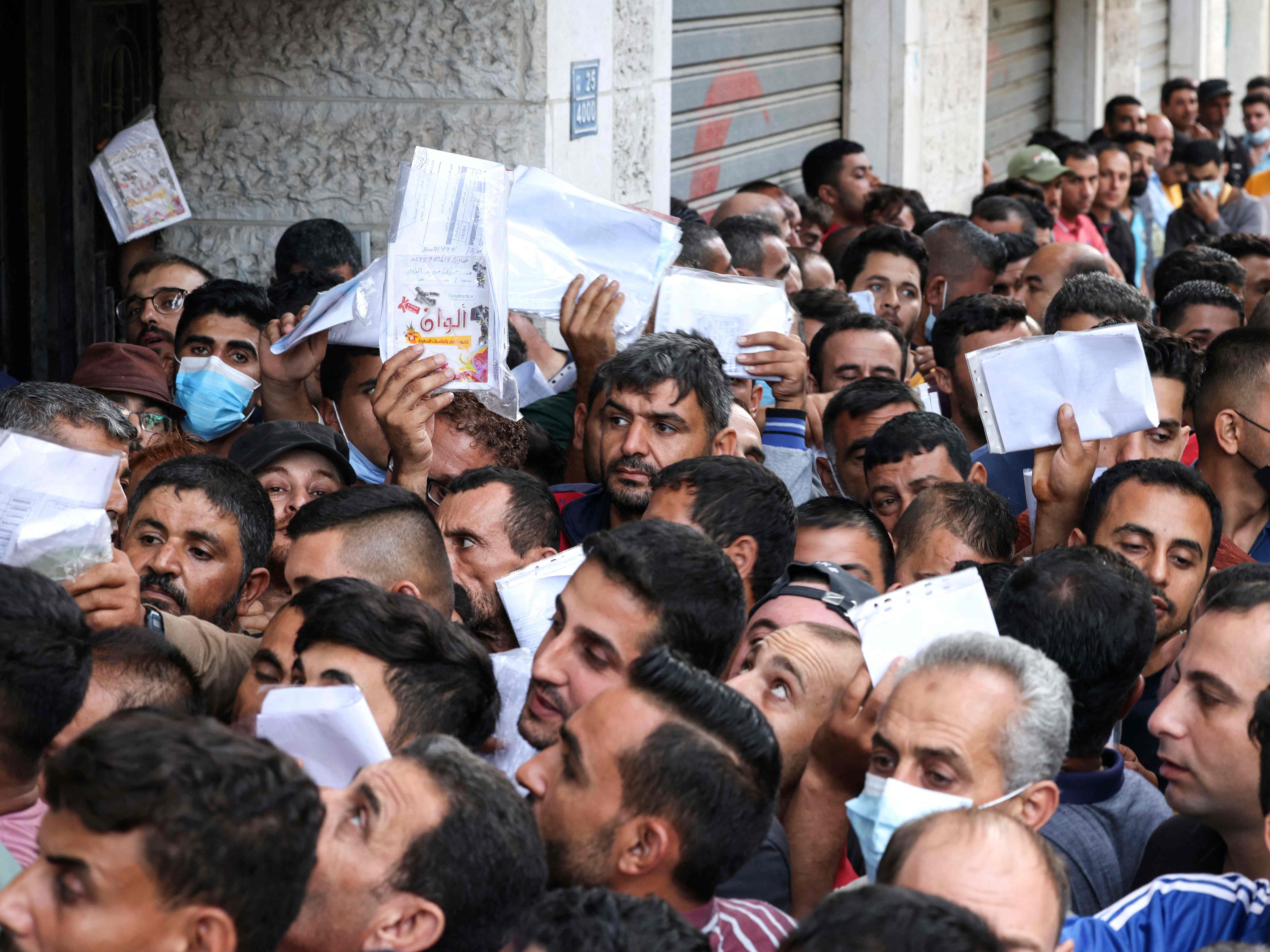 Pria Palestina, di kamp pengungsi Jabalia di Jalur Gaza utara, berkumpul untuk mengajukan izin kerja di Israel, Rabu (6/10).