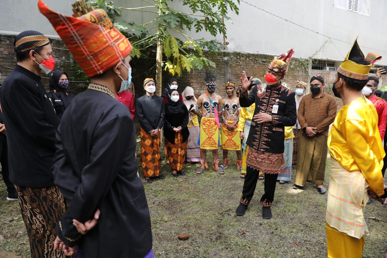 Gubernur Jateng Ganjar Pranowo berdialog dengan Forum Persaudaraan Antar Etnis Nusantara seusai peringati Hari Sumpah Pemuda.