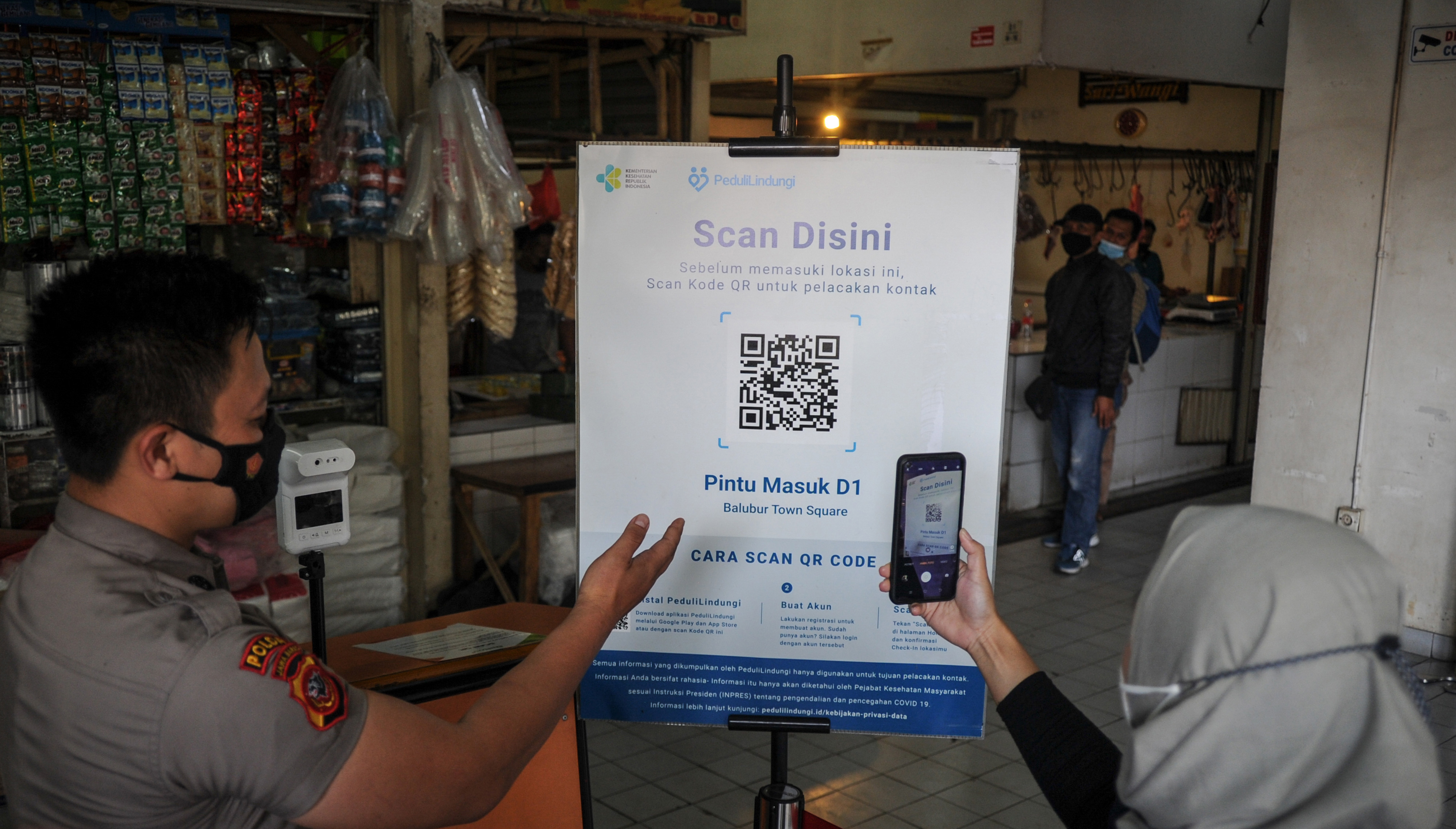 Pengunjung memindai 