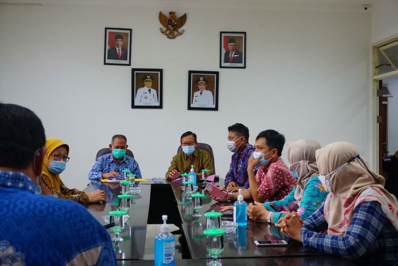 Wartawan dan Komisi A DPRD DIY Berdiskusi dengan Badan Penanggulangan Bencana dan Satlinmas Kota Surabaya terkait Penangangan Covid-19: 