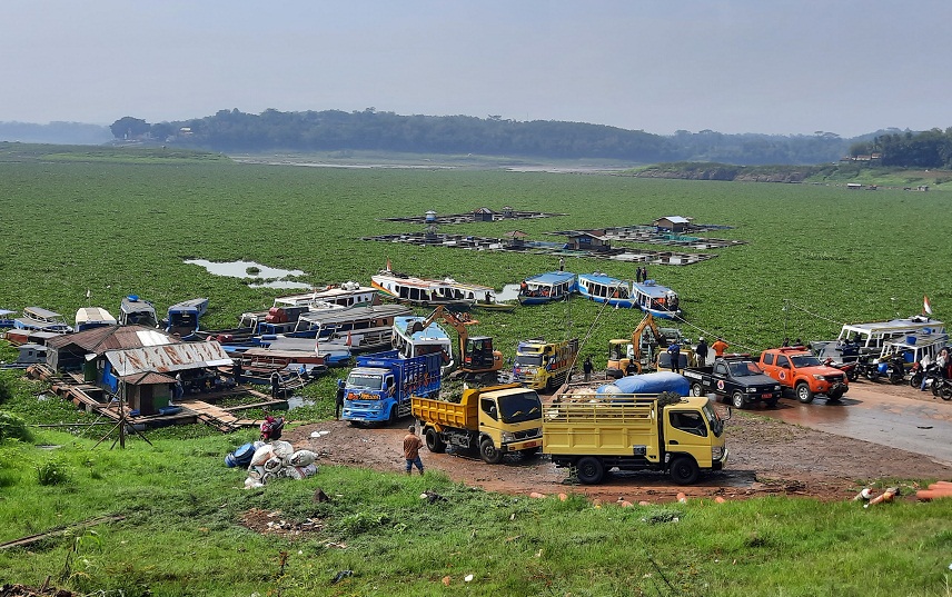  Pembersihan eceng gondok di Waduk Cirata Blok Cokelat, Desa Cikidangbayang, Mande, Cianjur, Jawa Barat.