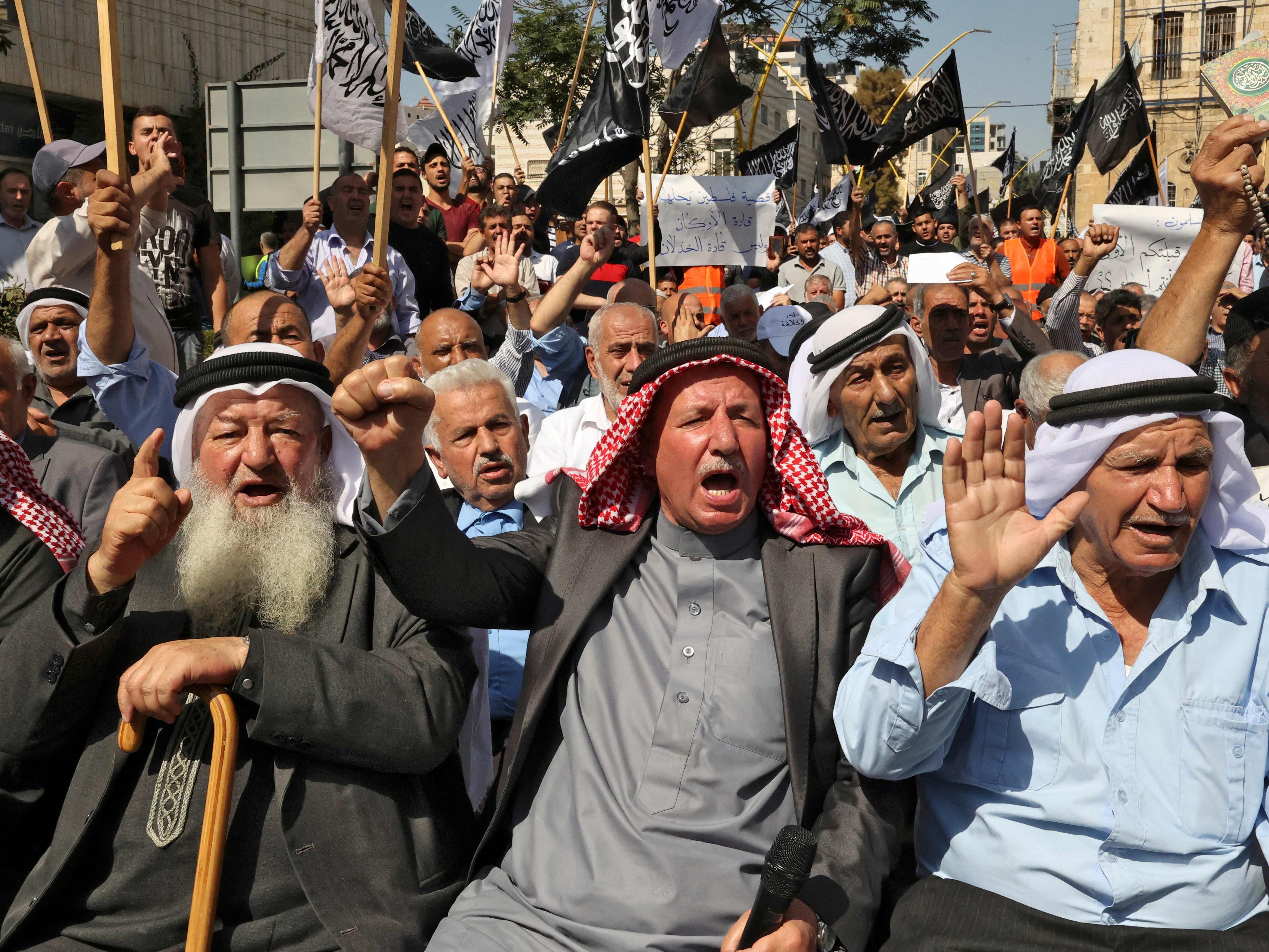Pendukung Hizbut Tahrir berbaris menuntut larangan ibadah Yahudi di masjid Al-Aqsa, Sabtu (9/10).