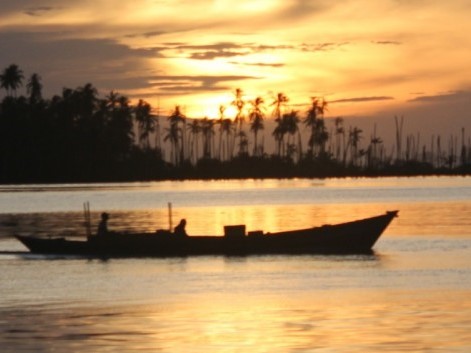 Nelayan Aceh sedang beraktivitas di perairan Selat Malaka.