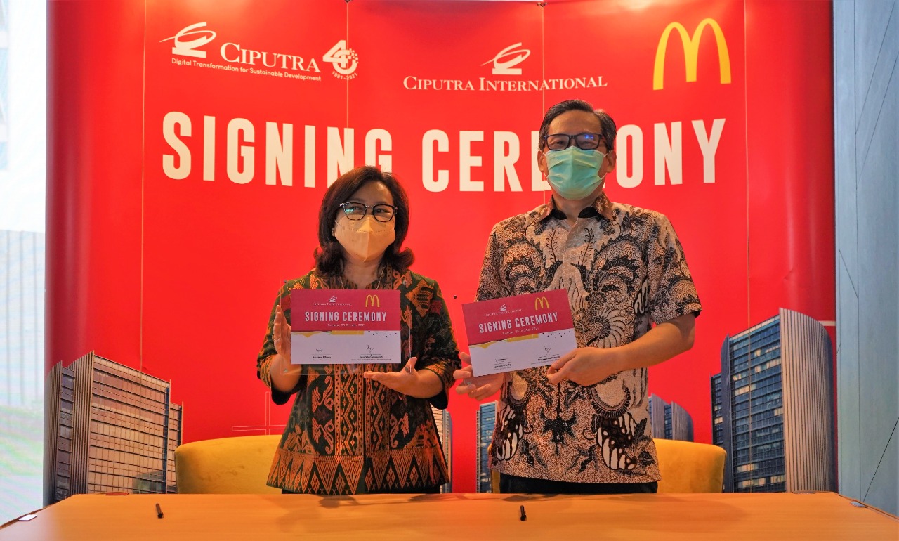 Director Ciputra Group Agustono Effendy (kanan) dan Director of Store Development Group PT Rekso Nasional Food Ratna Wirahadikusumah.