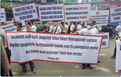 Sejumlah umat Advent menggelar unjuk rasa.