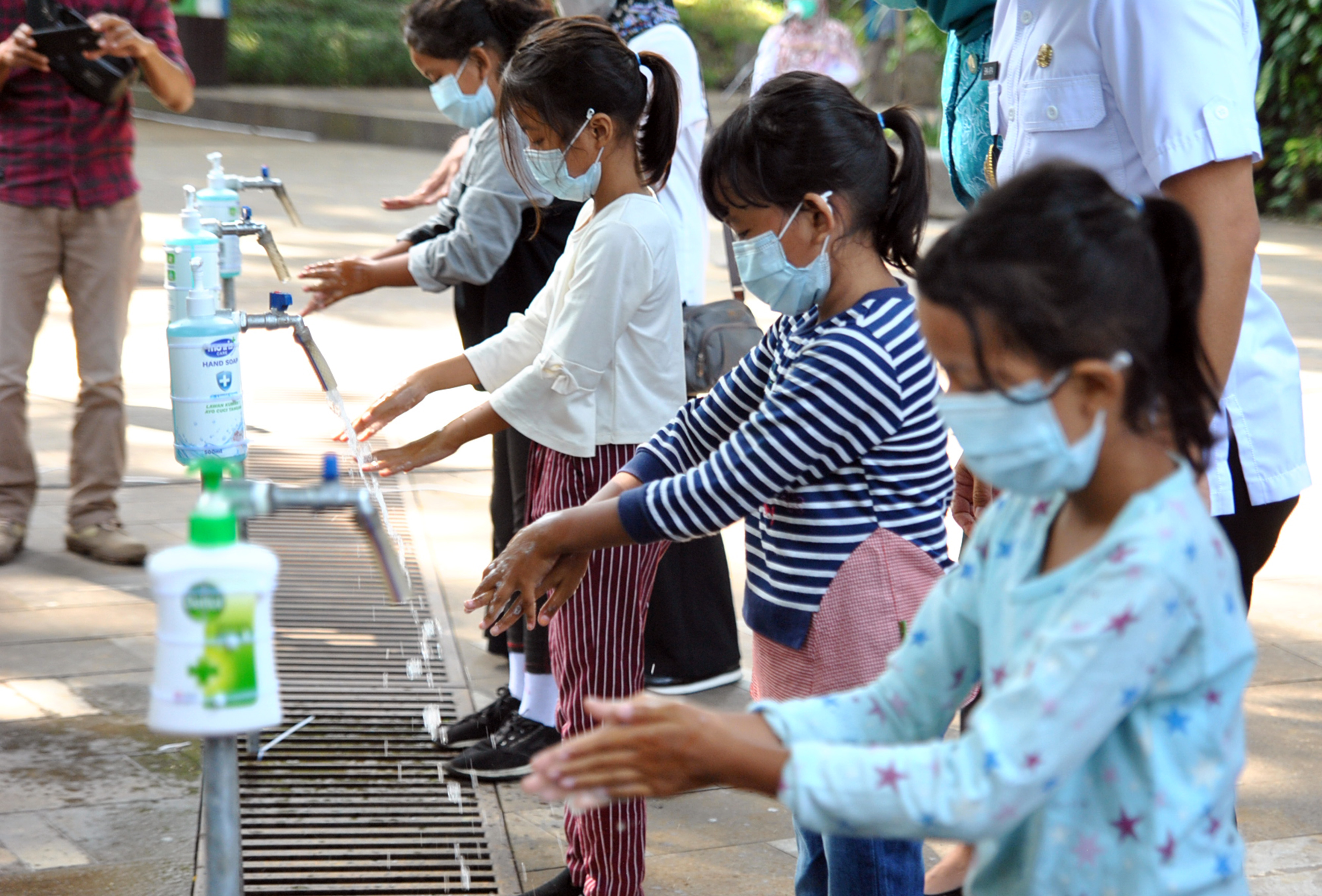 Sejumlah anak mengikuti peringatan Hari Cuci Tangan Pakai Sabun Sedunia Tahun 2020 di Taman Eskpresi, Bogor, Jawa Barat, Kamis (15/10/2020)