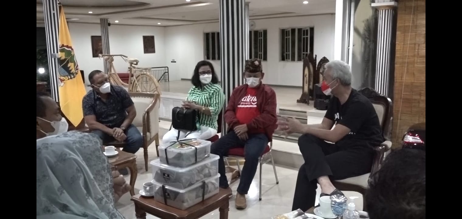 Ketua Papdesi DPD Jateng  Joko Prakoso sambangi Gubernur Jateng Ganjar Pranowo di rumah dinas gubernur,Kamis (28/10)