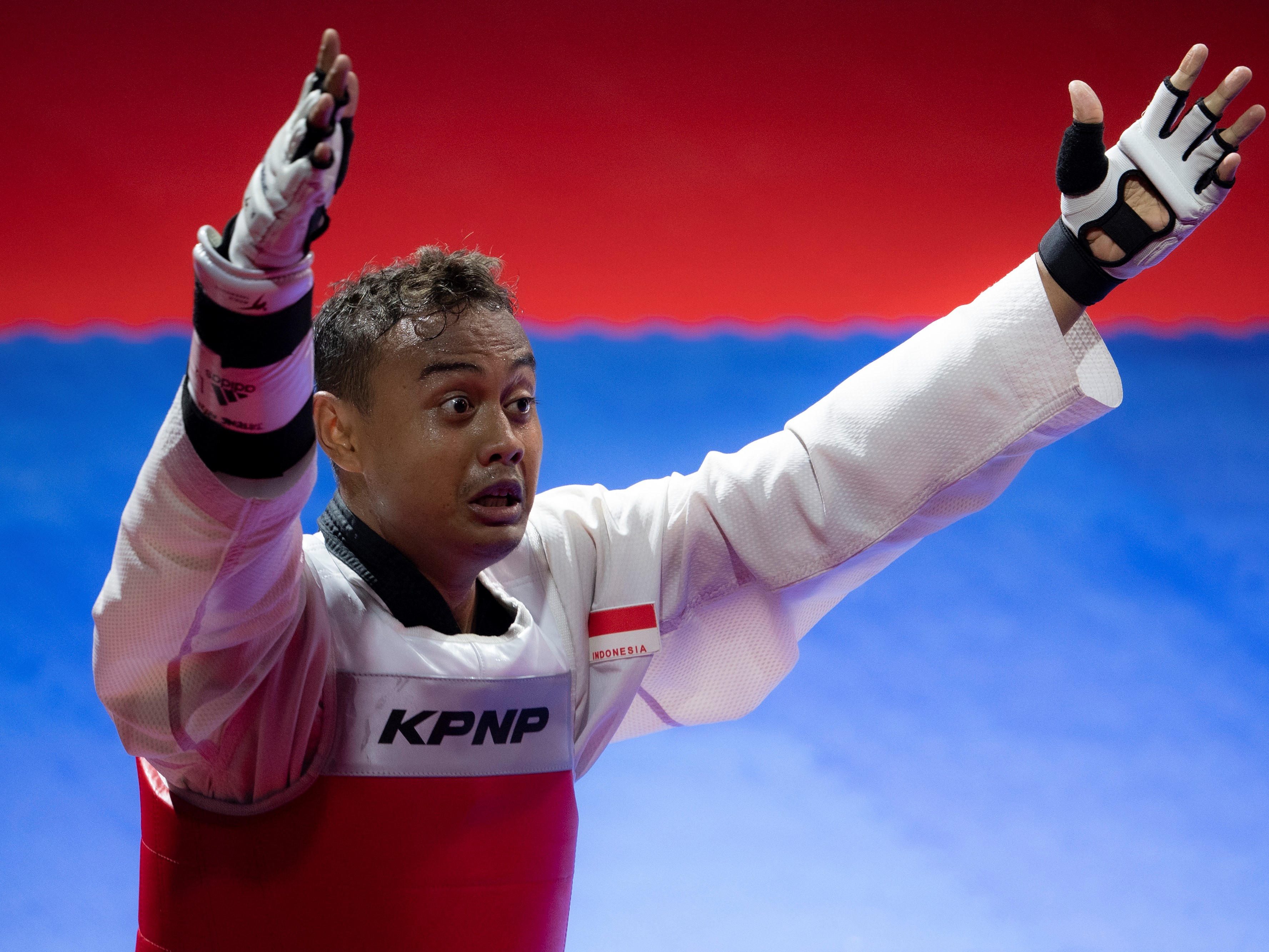 Atlet taekwondo Jawa tengah Syamsul Hilali meluapkan kegembiraannya usai mengalahkan atlet taekwondo Jawa Barat Daffa Haditama.