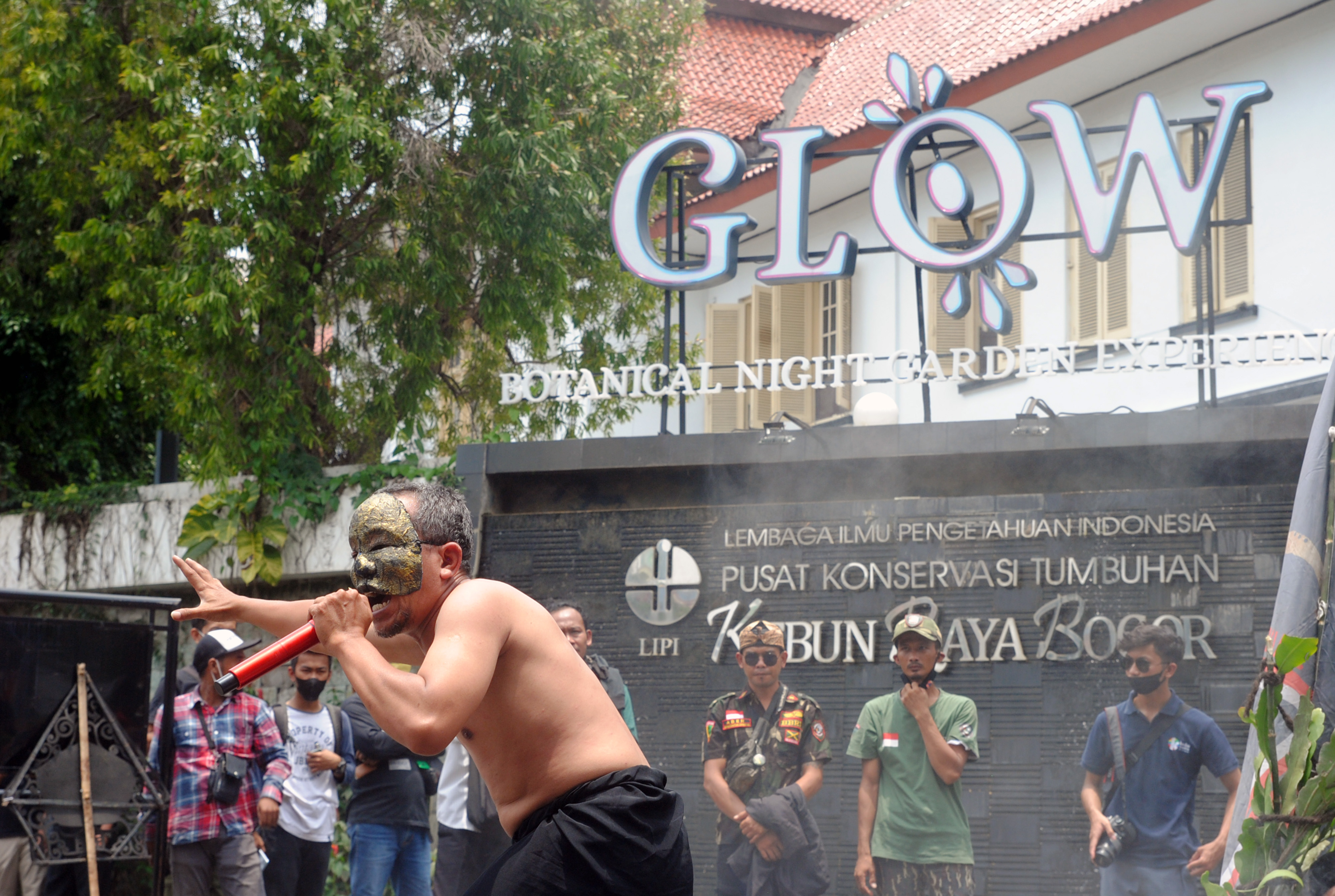 Aksi teaterikal Selamatkan Kebun Raya Bogor memprotes bisnis komersial wisata malam Glow.