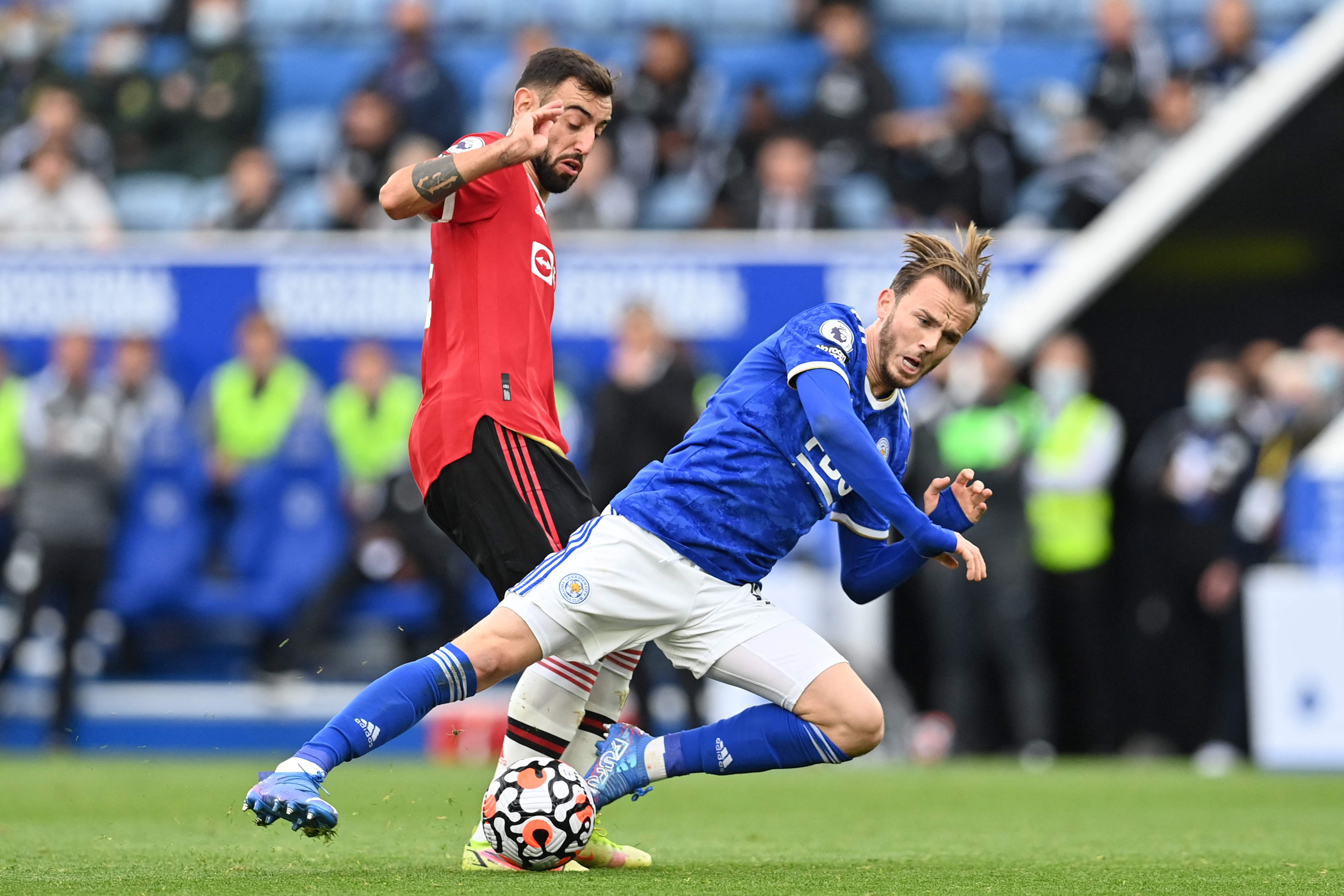 Gelandang Leicester James Maddison (kanan) dijegal gelandang Manchester United Bruno Fernandes  pada laga Liga Premier.