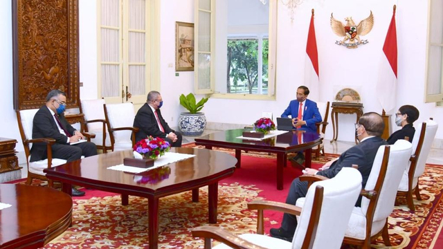 Presiden Joko Widodo menerima kunjungan Menlu Malaysia Dato Saifudin Abdullah