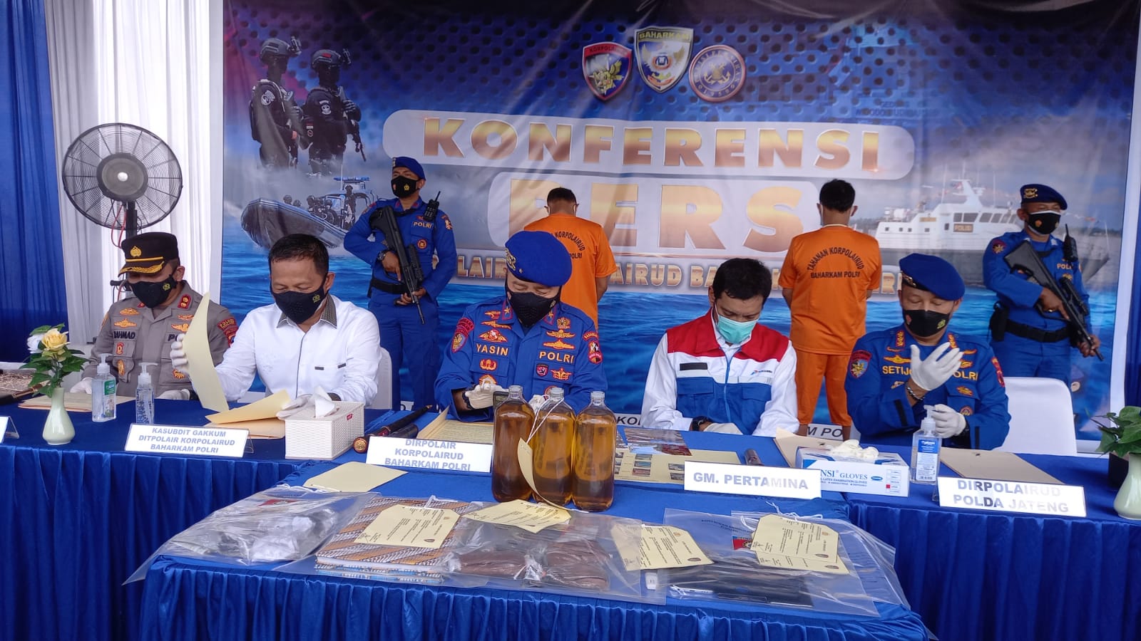 Dirpolair Baharkam Mabes Polri, Brigjen Yassin Kosasih (tengah), memberi keterangan pers di Terminal Pertamina Tegal.