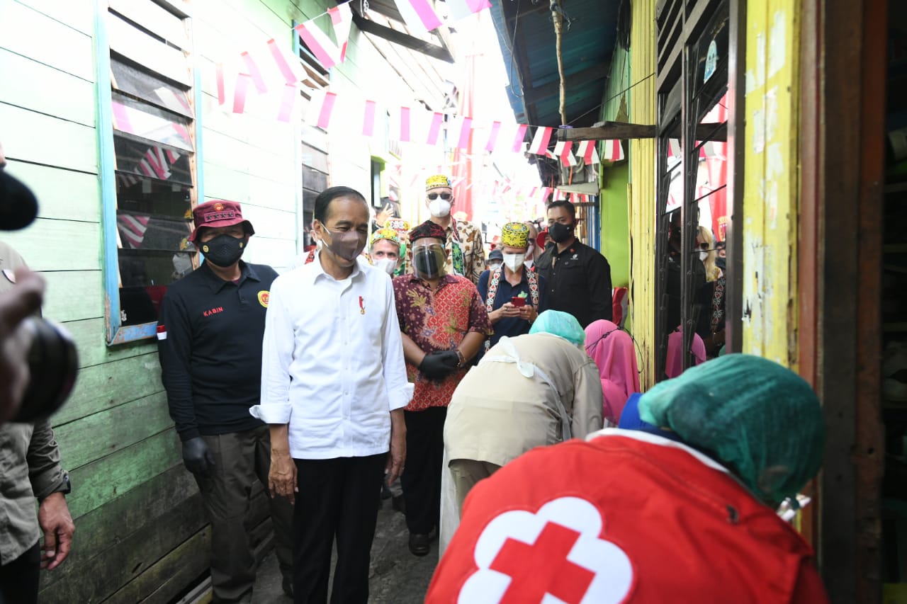 Presiden Jokowi mengajak dubes negara sahabat melihat vaksinasi door to door, di Tarakan, Kaltara, Selasa (19/10)