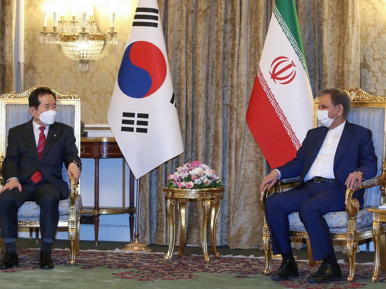 Wakil Presiden Iran Eshaq Jahangiri (kanan) dengan Perdana Menteri Korea Selatan Chung Sye-kyun di Teheran pada 11 April 2021. 