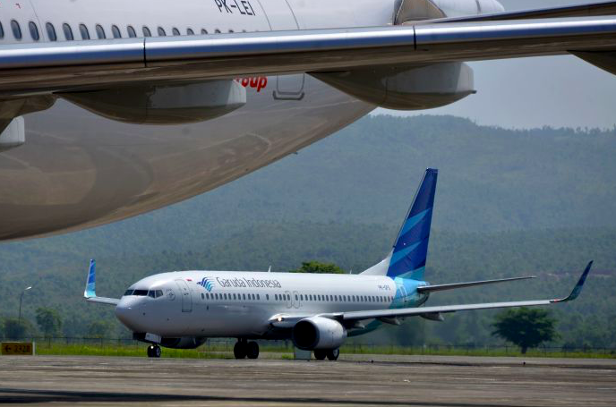 Ilustrasi pesawat Garuda Indonesia saat memasuki apron bandara.