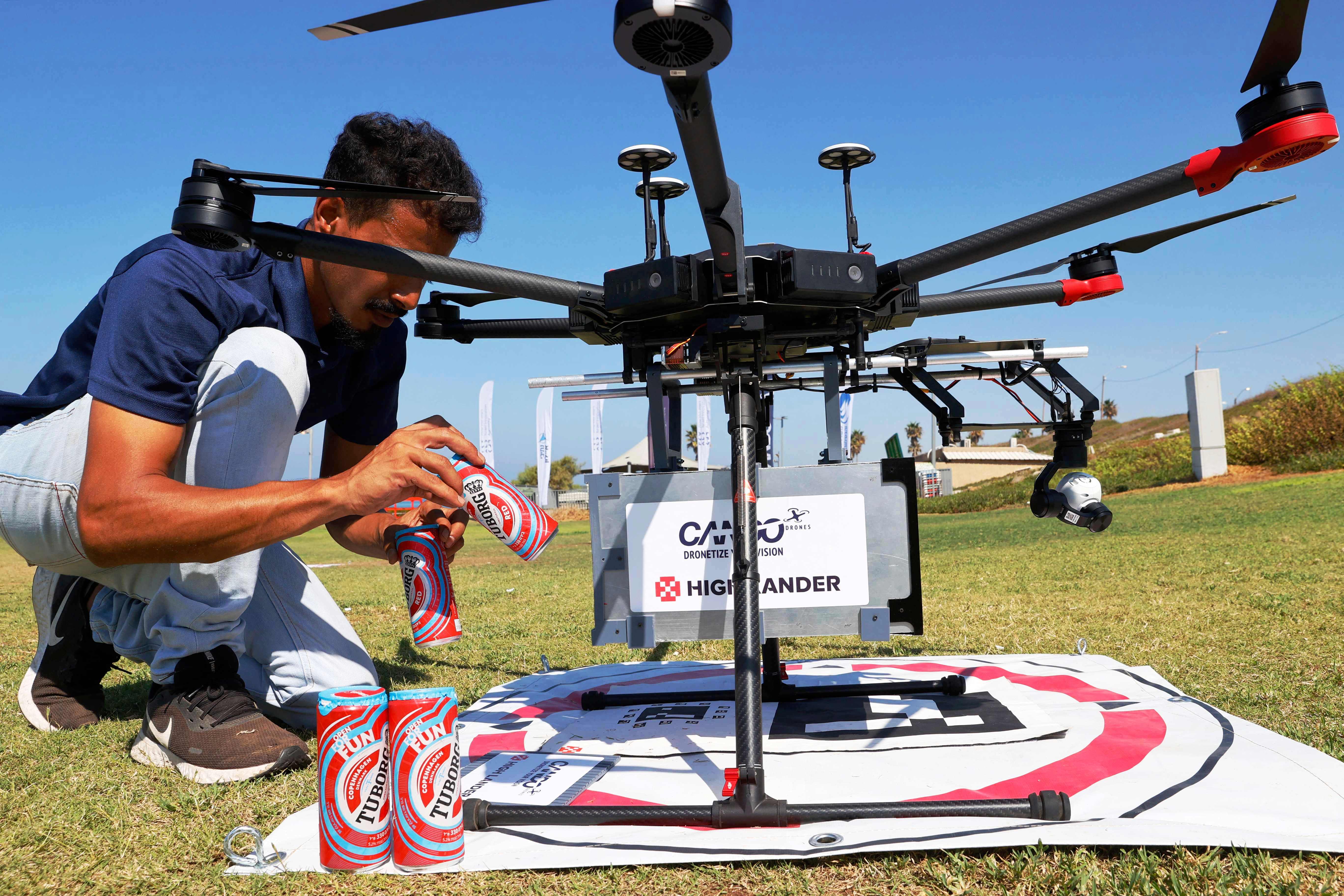 Drone digunakan sebagai alat angkut.