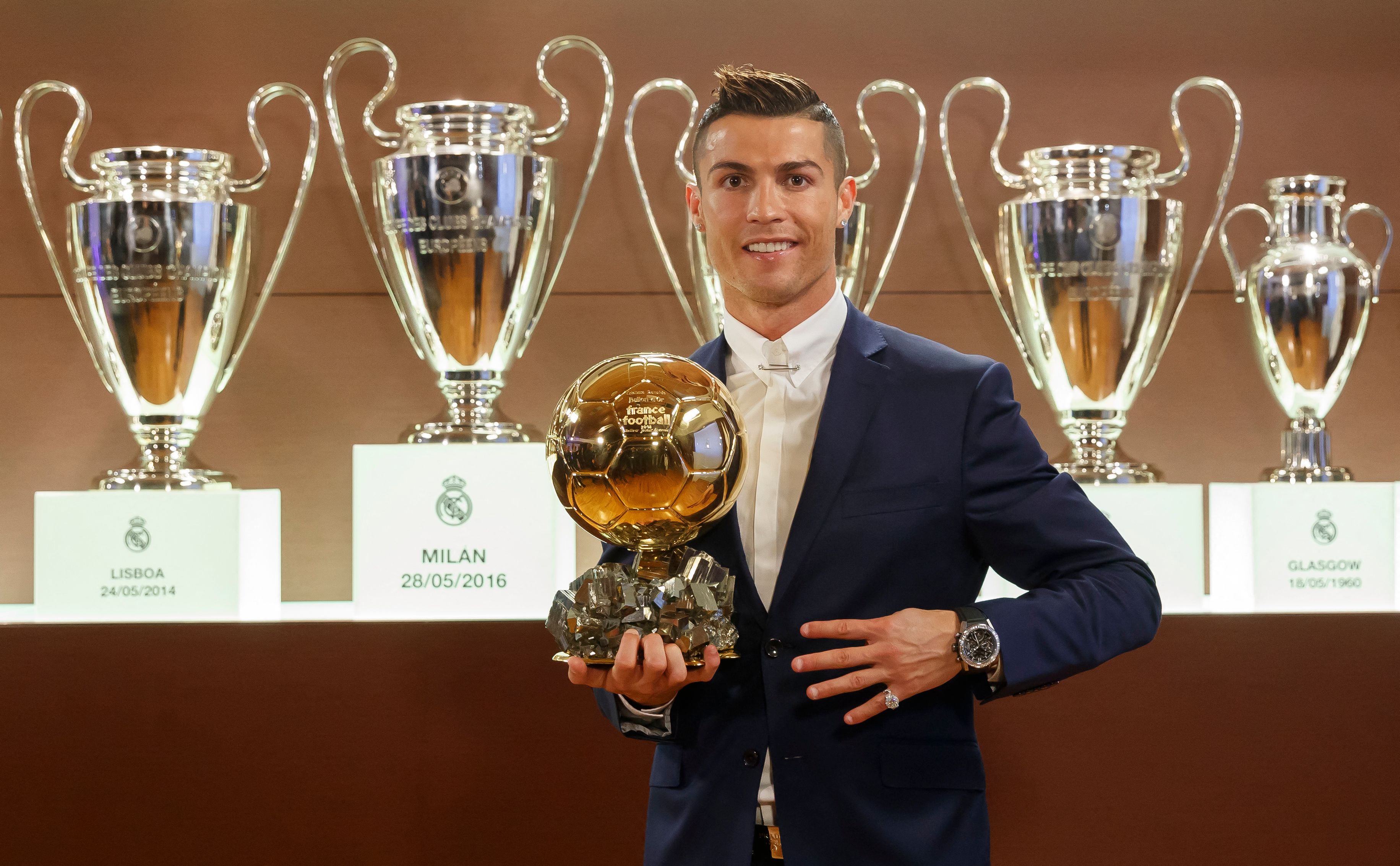Cristiano Ronaldo memegang trofi Ballon d'Or