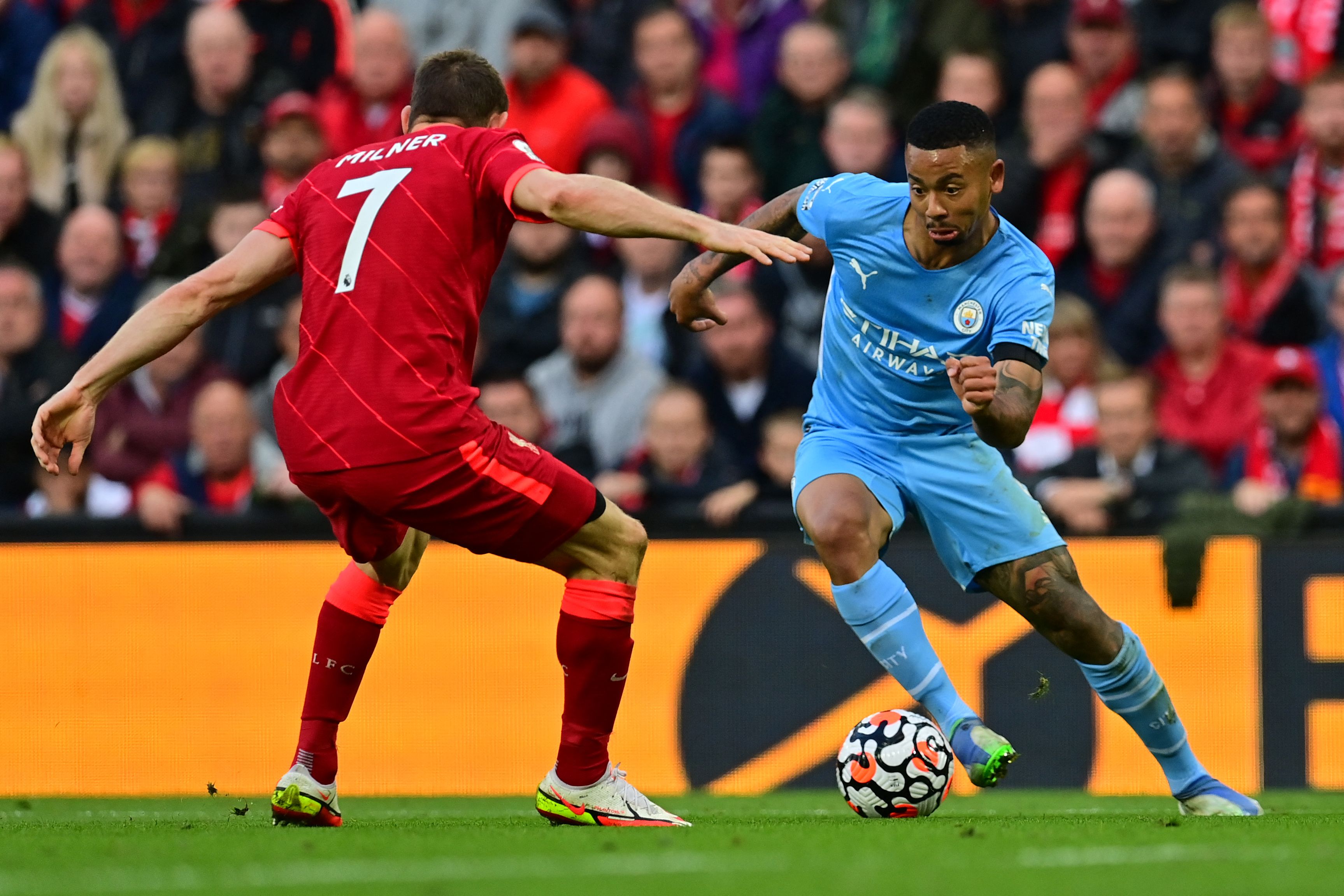 Laga Liga Primer Inggris antara Liverpool dan Manchester City.
