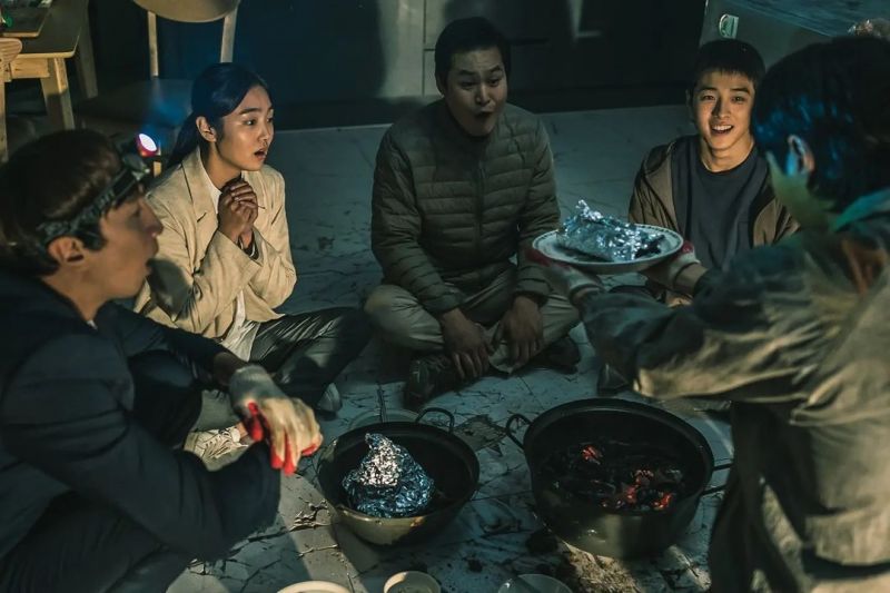 Menertawai Diri saat Duka dalam Sinkhole