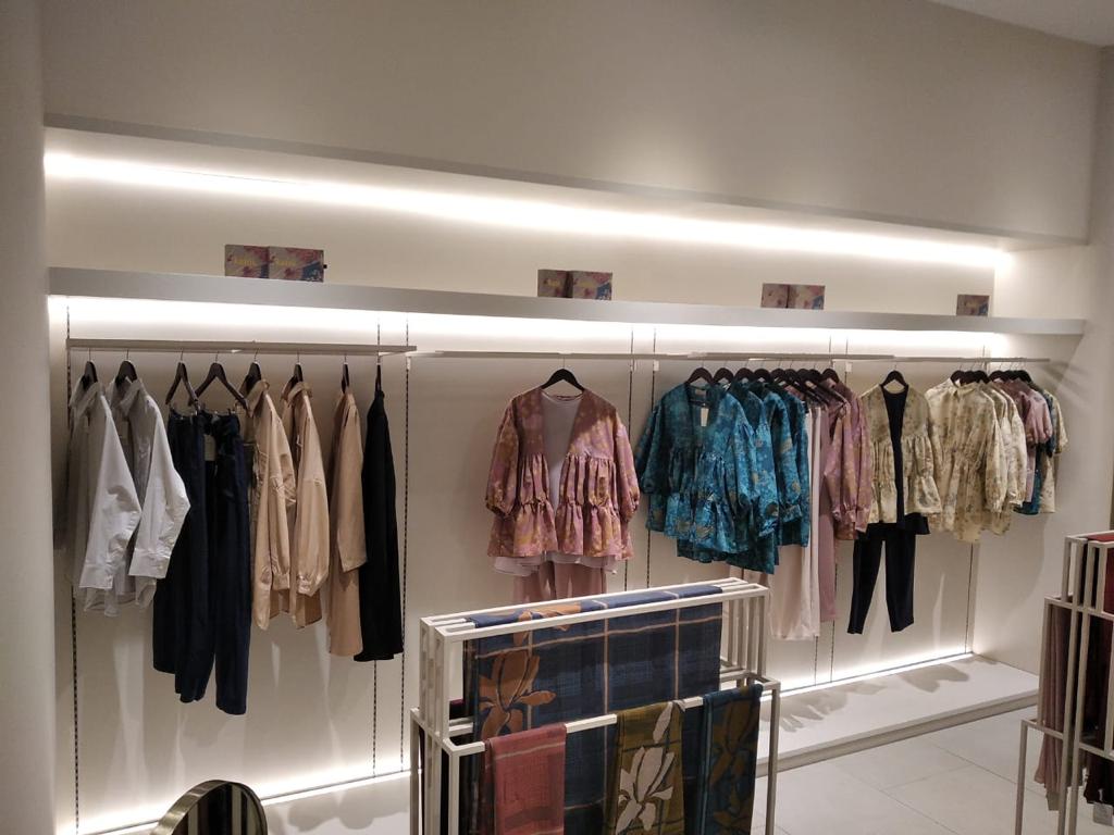 Salah satu outlet perusahaan ritel fesyen Kami. yang resmi membuka store baru di Grand Metropolitan Mall Bekasi, Rabu (13/10).