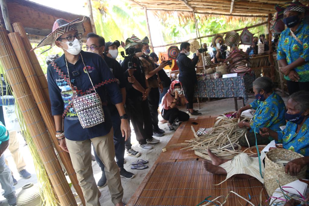 Menparekraf Sandiaga Uno melakukan kunjungan ke Desa Arborek, Raja Ampat, Papua.