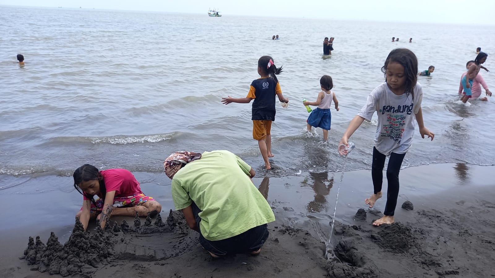 Anak-anak bermain air dan pasir di OW Pantai Alam Indah (PAI) Kota Tegal, Jawa Tengah, Rabu (20/10)
