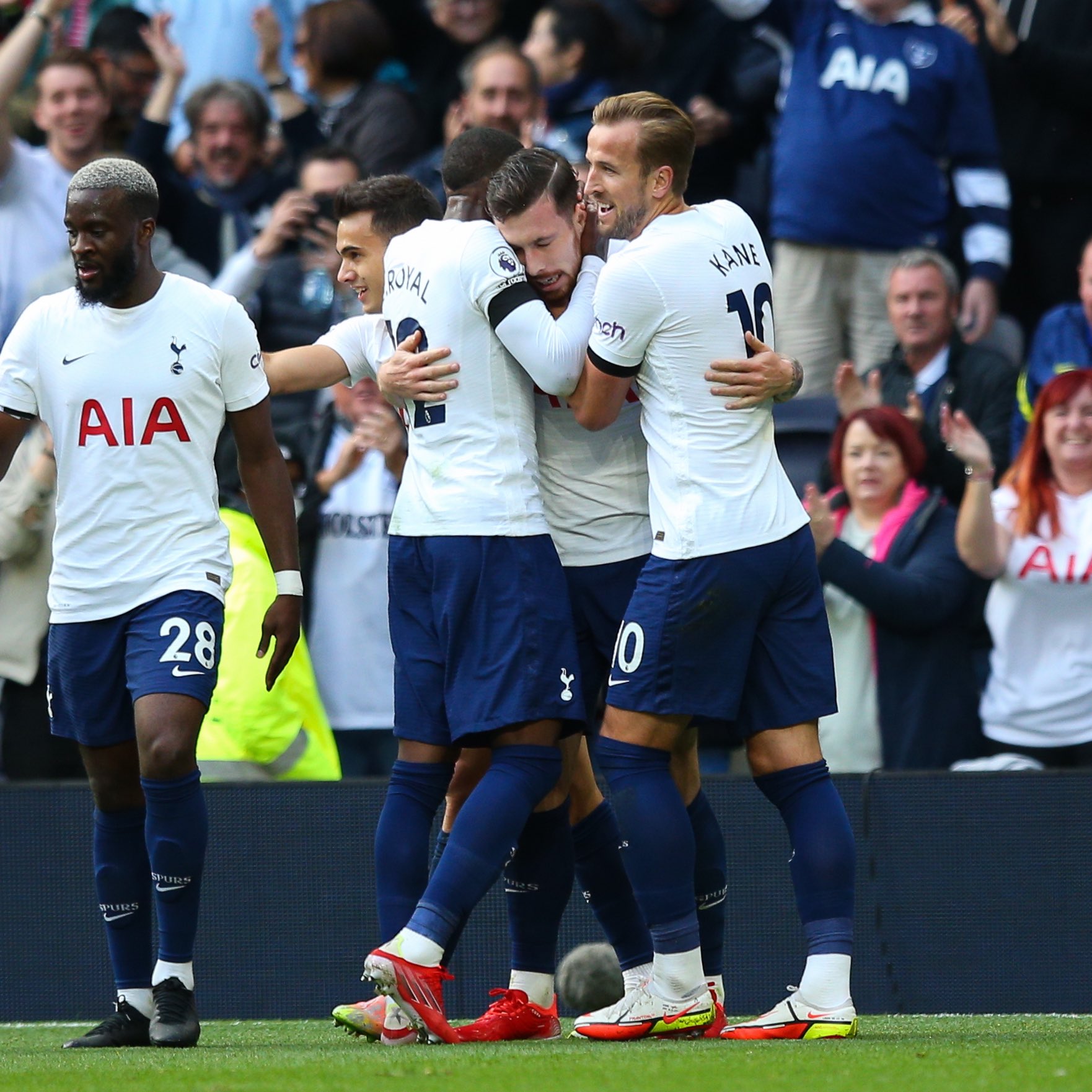 Pemain Tottenham Hotspur merayakan kemenangan