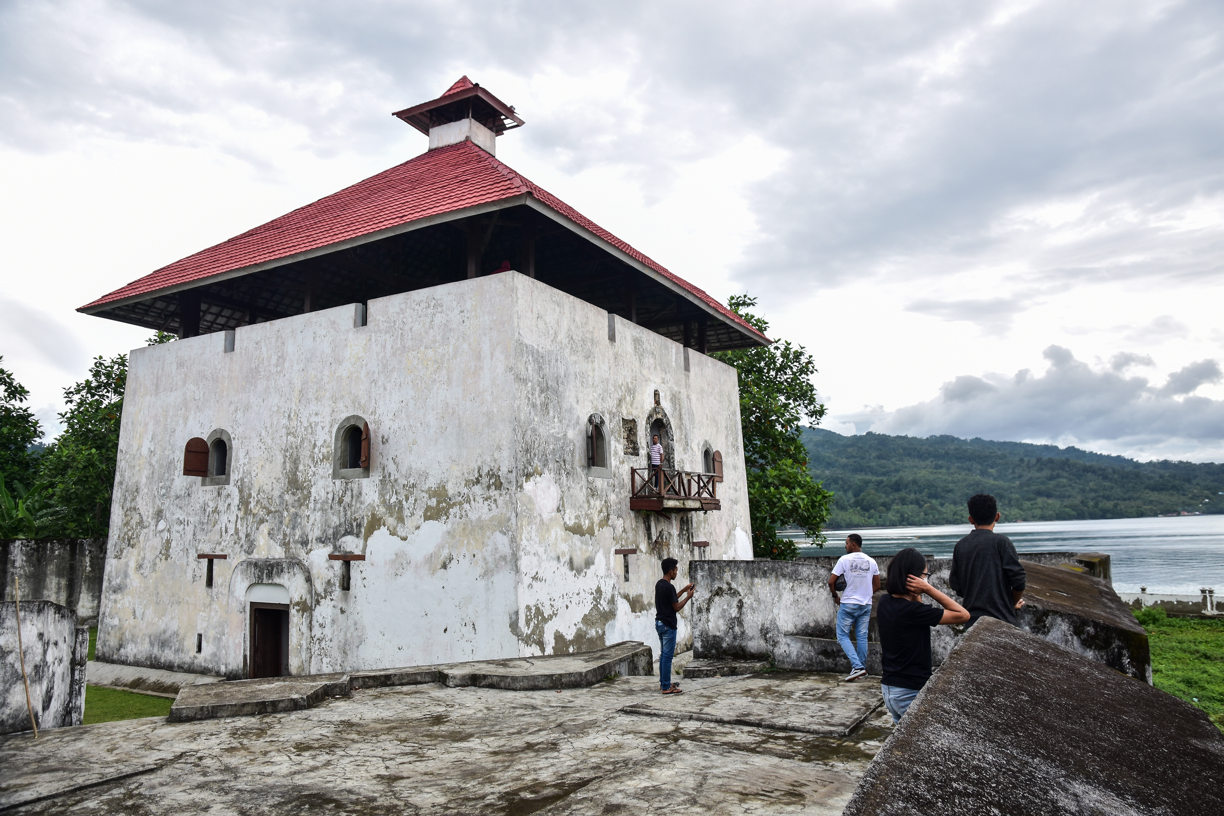 Benteng Amsterdam di Negeri Kaitetu Kabupaten Maluku Tengah, Provinsi Maluku