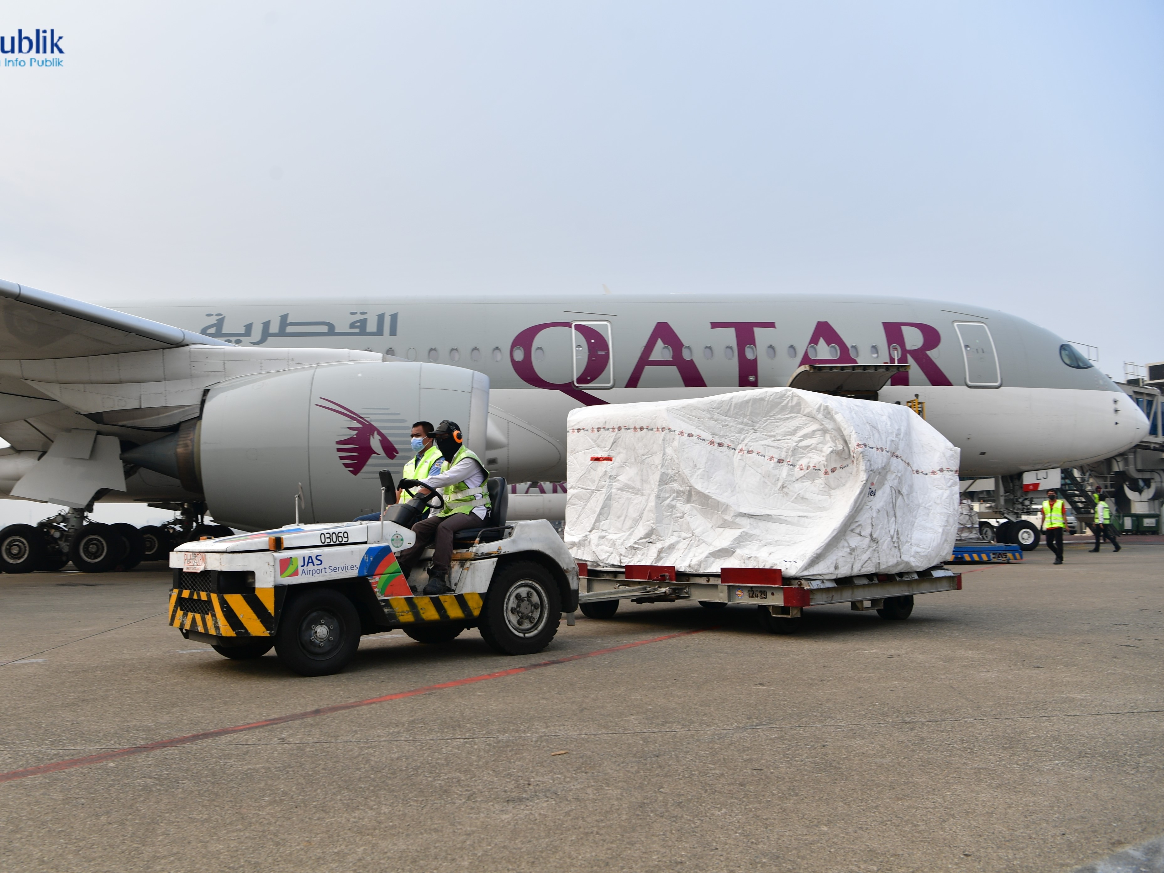 Dengan ketibaan vaksin tahap 100 ini, jumlah total vaksin yang telah hadir di Indonesia mencapai 293.058.530 dosis.