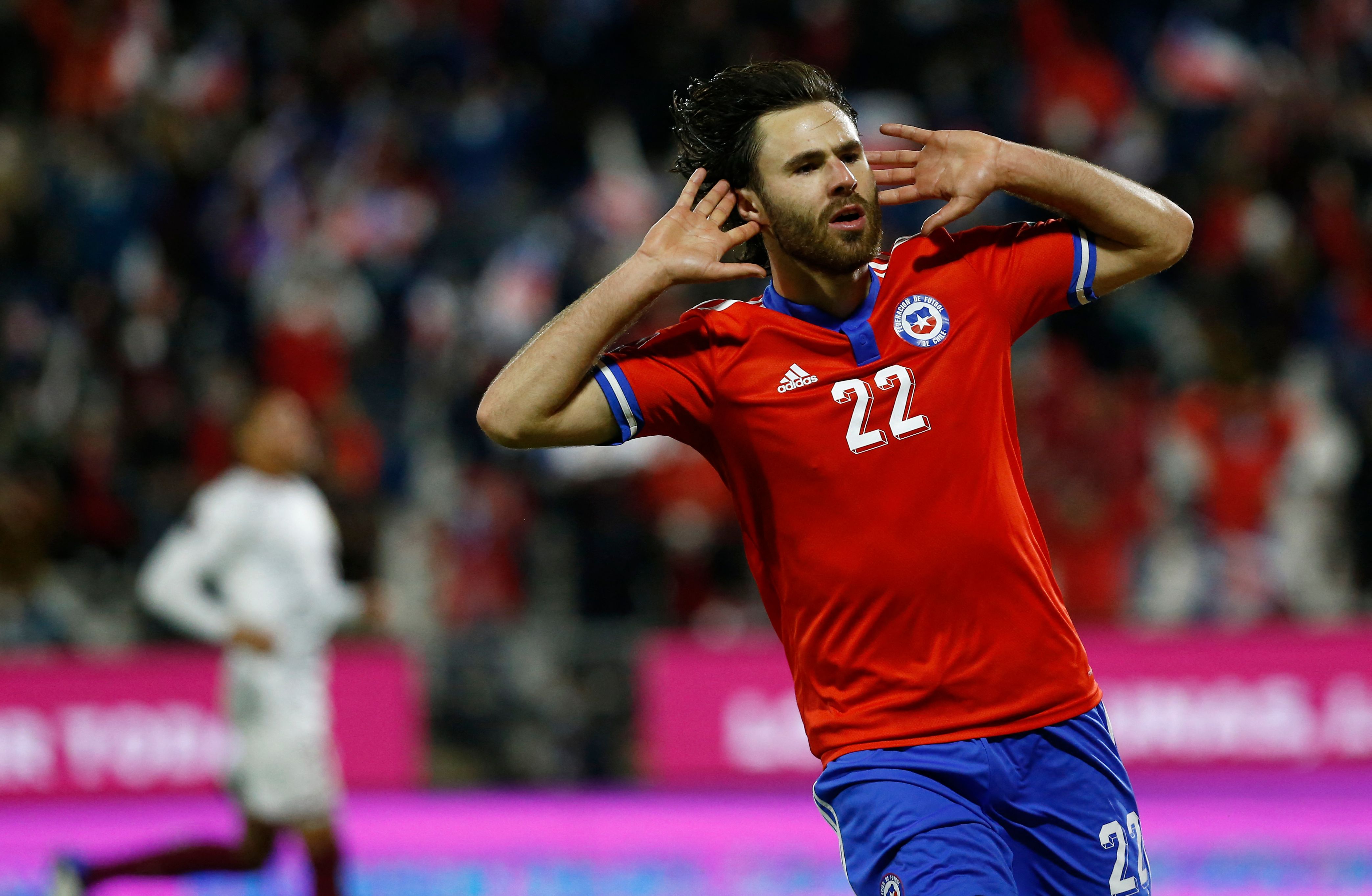 Pemain Cile Ben Breteron melakukan selebrasi usai mencetak gol ke gawang Venezuela di laga kualifikasi Piala Dunia.