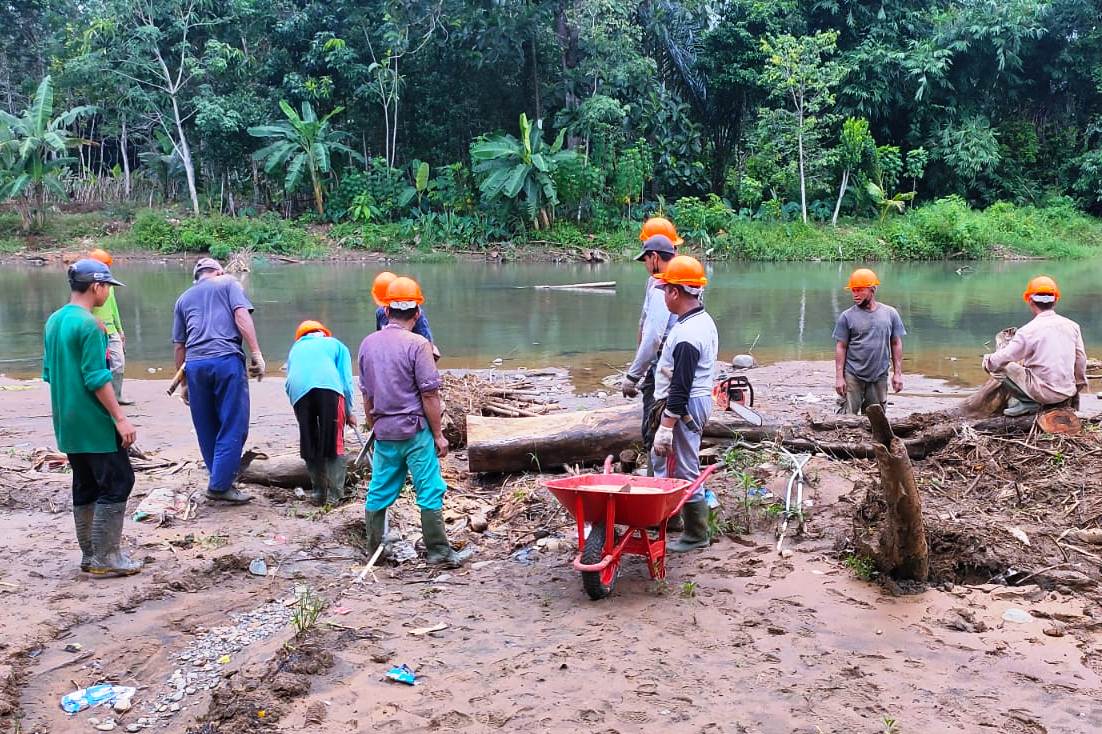 Warga membersihkan sampah pascabanjir.