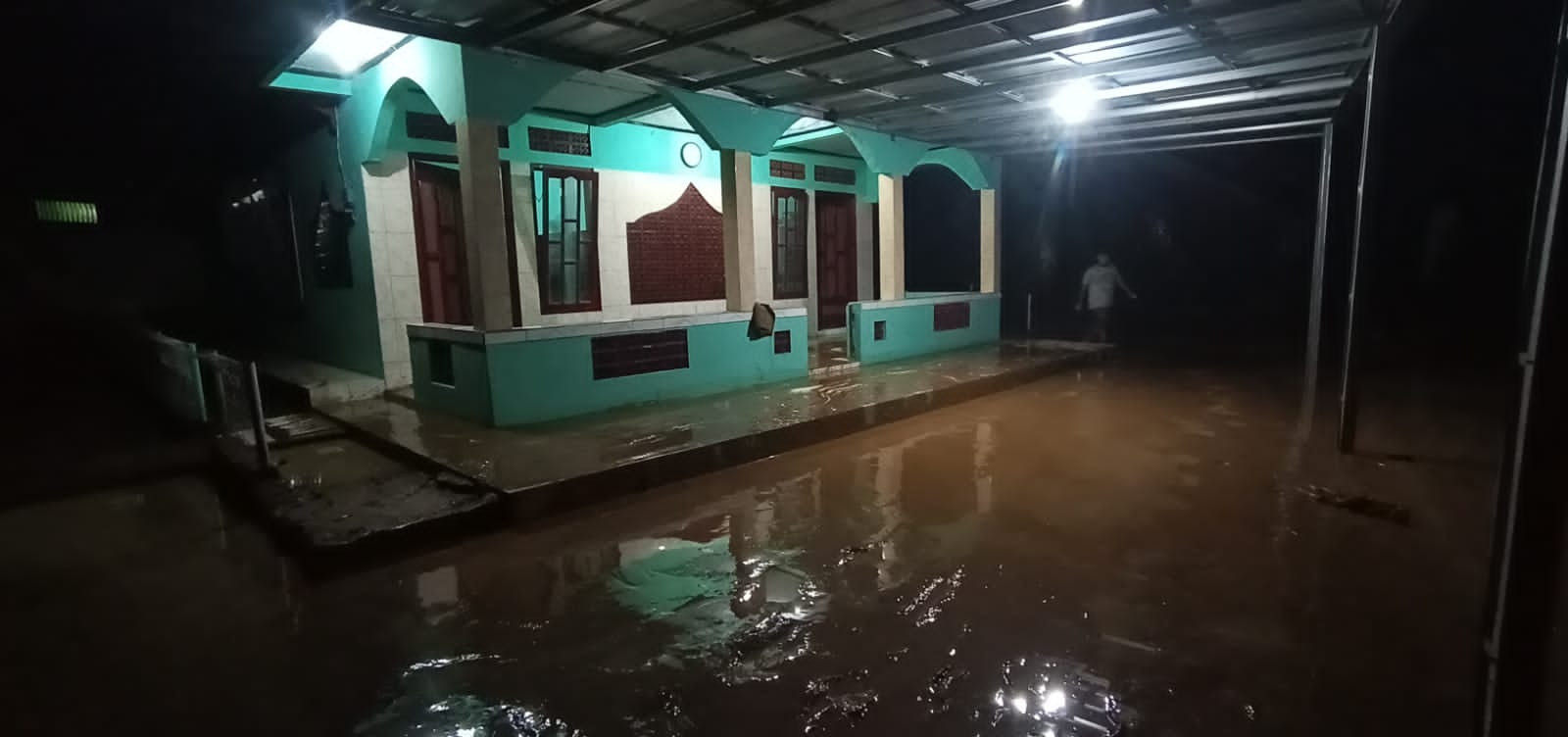 Banjir bandang di Kabupaten Cilacap, Jawa Tengah, surut pada Kamis (28/10) pagi.