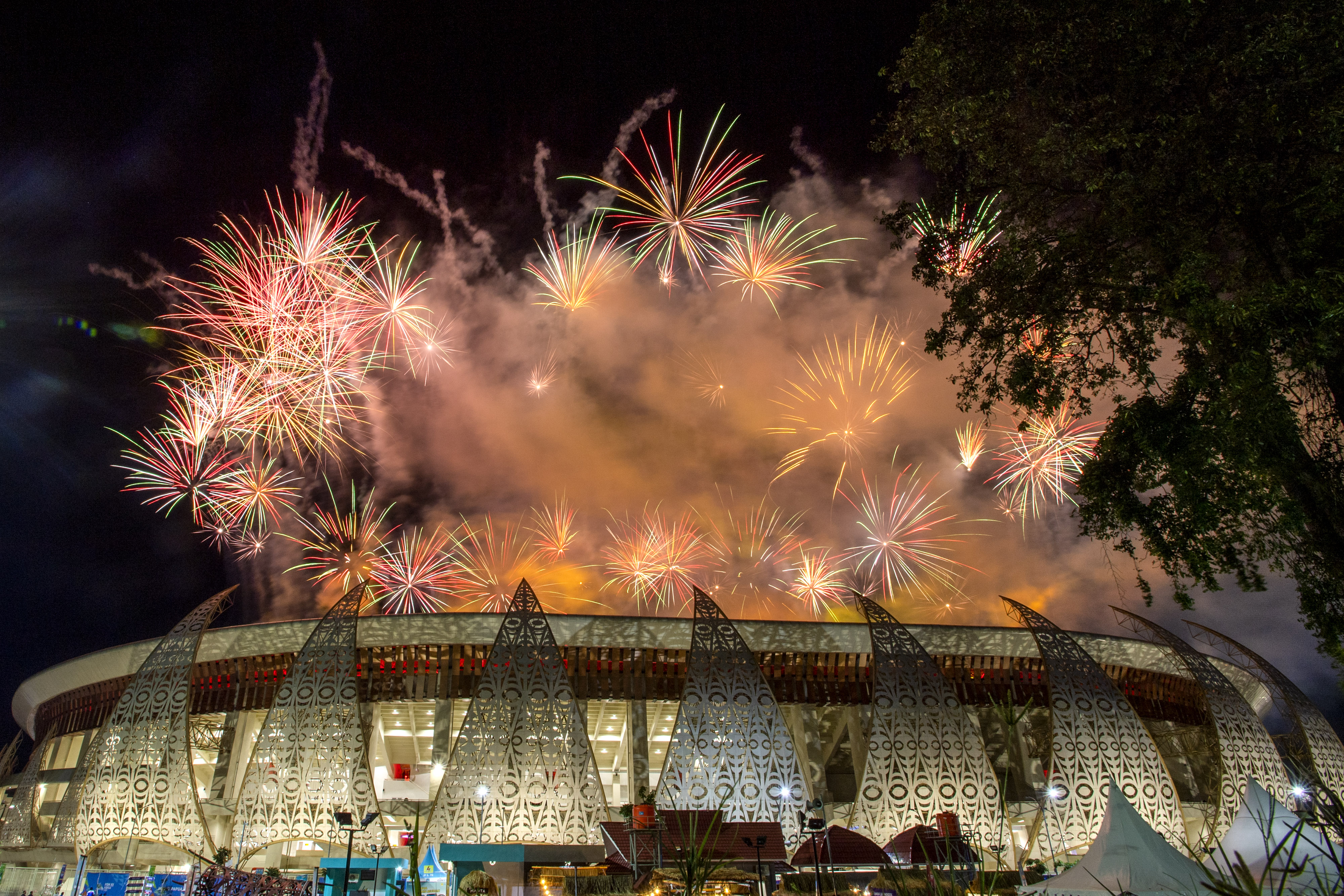  Suasana pesta kembang api saat penutupan PON Papua di Stadion Lukas Enembe, Kampung Harapan, Kabupaten Jayapura, Papua