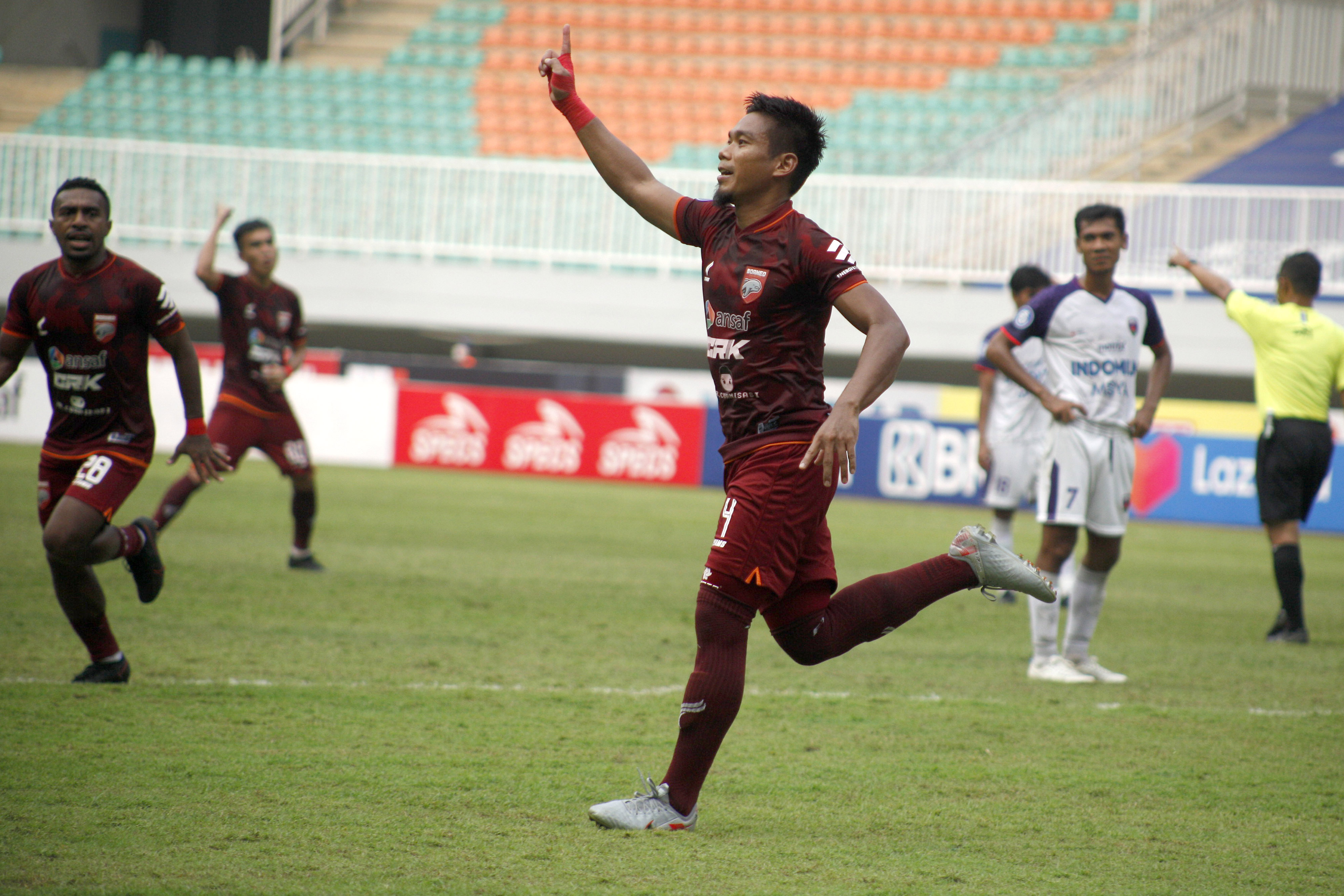 Pesepak bola Borneo FC saat melakukan selebrasi seusai mencetak gol.