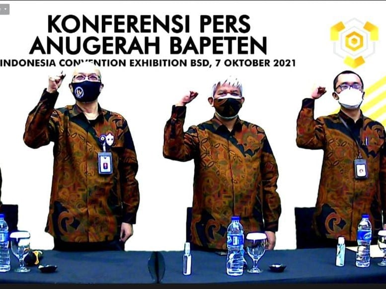 (Kiri ke kanan) Kepala Bapeten Jazi Eko Istyanto, Zainal Arifin, dan Asep Saefulloh Hermawan. 