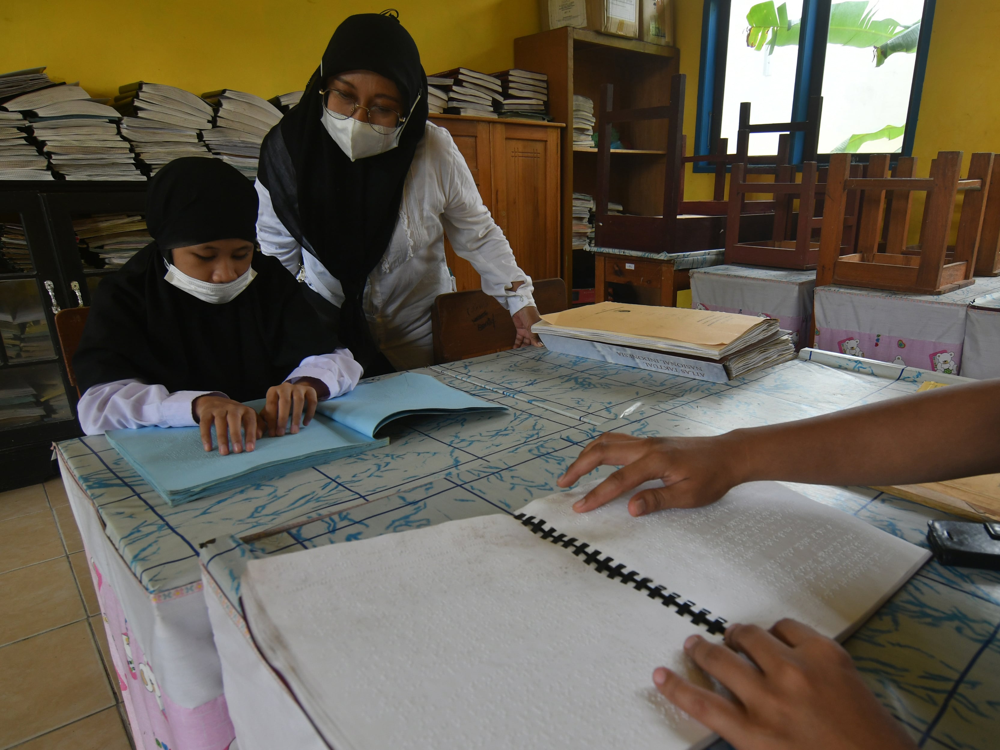 Siswi penyandang disabilitas tunanetra mengikuti PTM terbatas di SLB ABCD Muhammadiyah di Palu, Sulawesi Tengah, Rabu (13/10/2021)