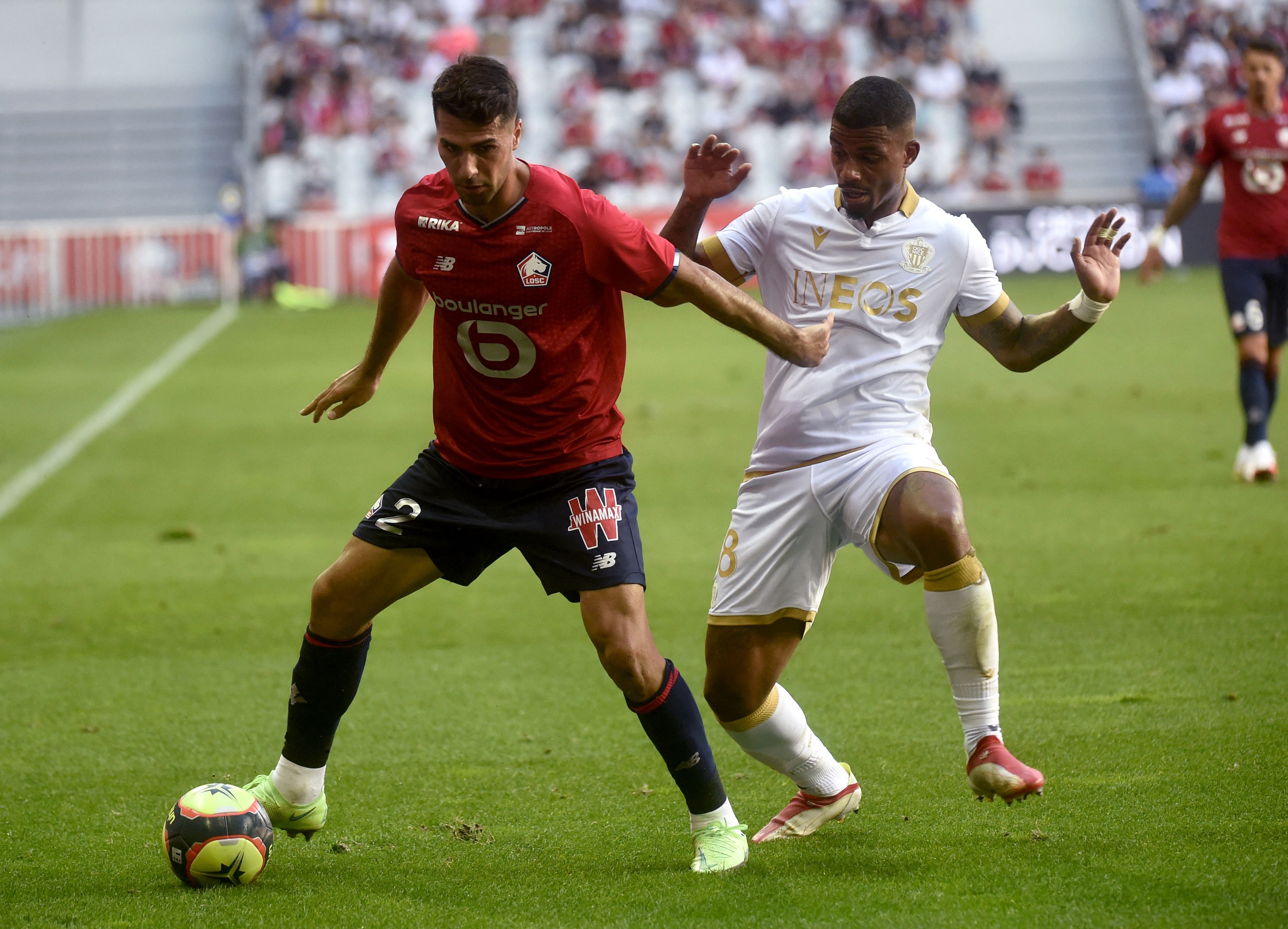 Gelandang Nice Mario Lemina (kanan)