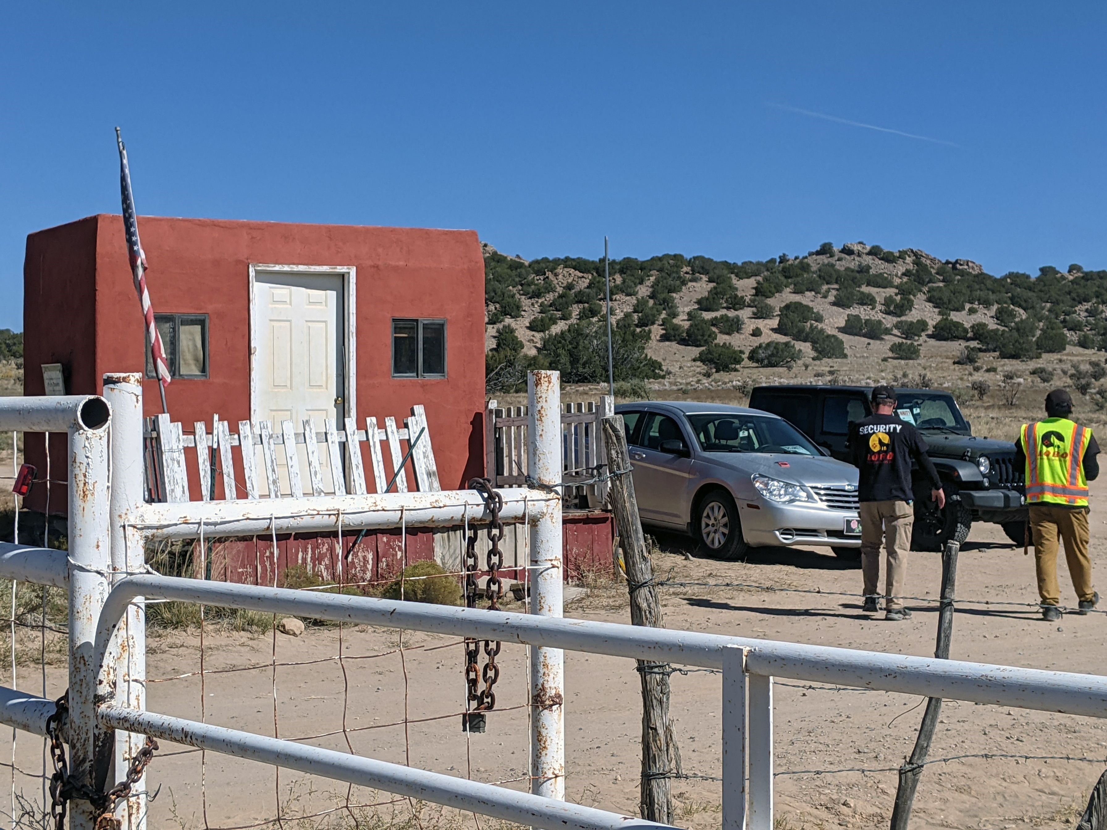  Penjaga keamanan berdiri di pintu masuk Bonanza Creek Ranch tempat syuting Rust di Santa Fe, New Mexico, Jumat (22/10).