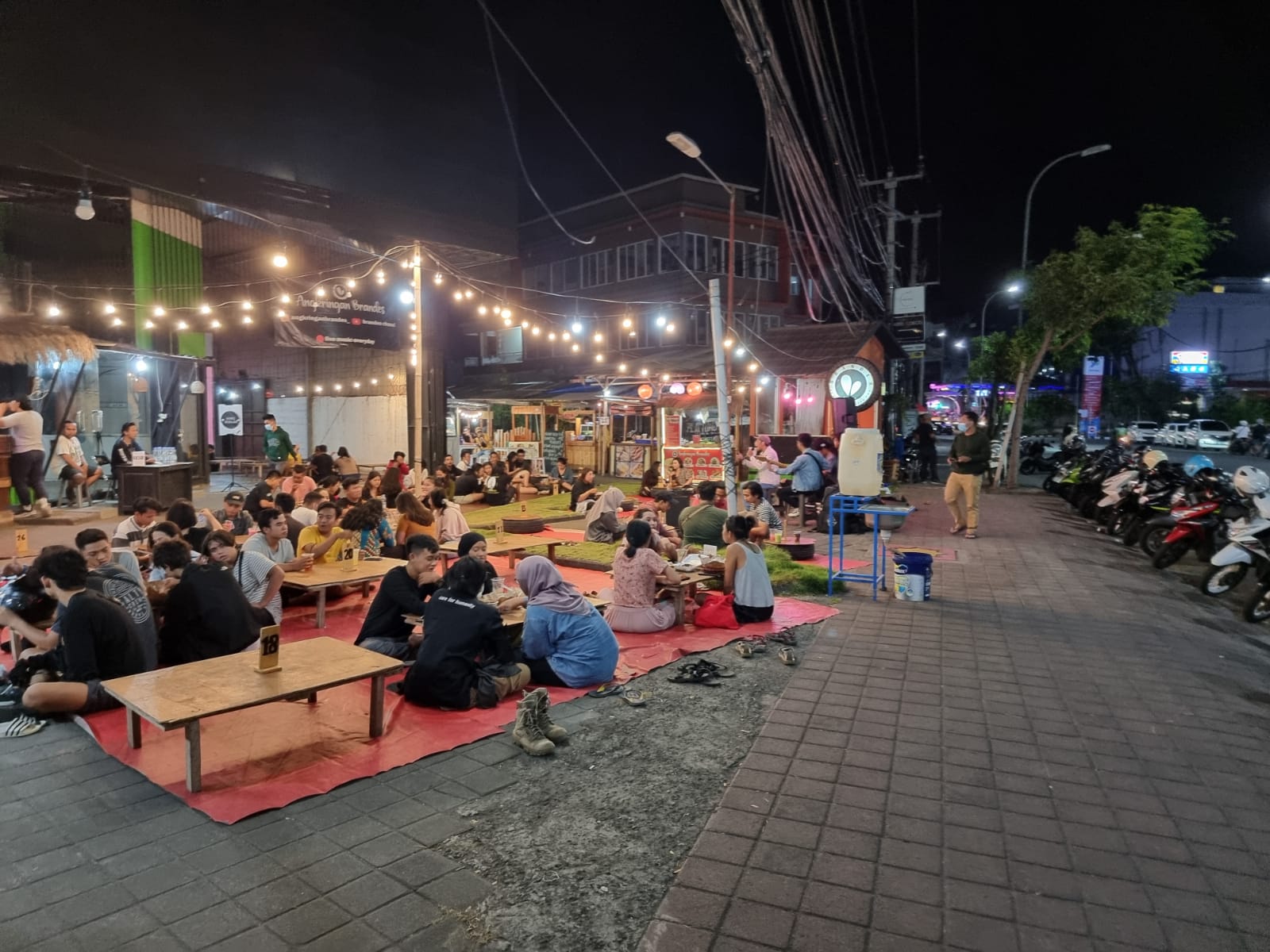 Para wisatwan domestik mulai memenuhi lokasi wisata di sejumlah daerah. 