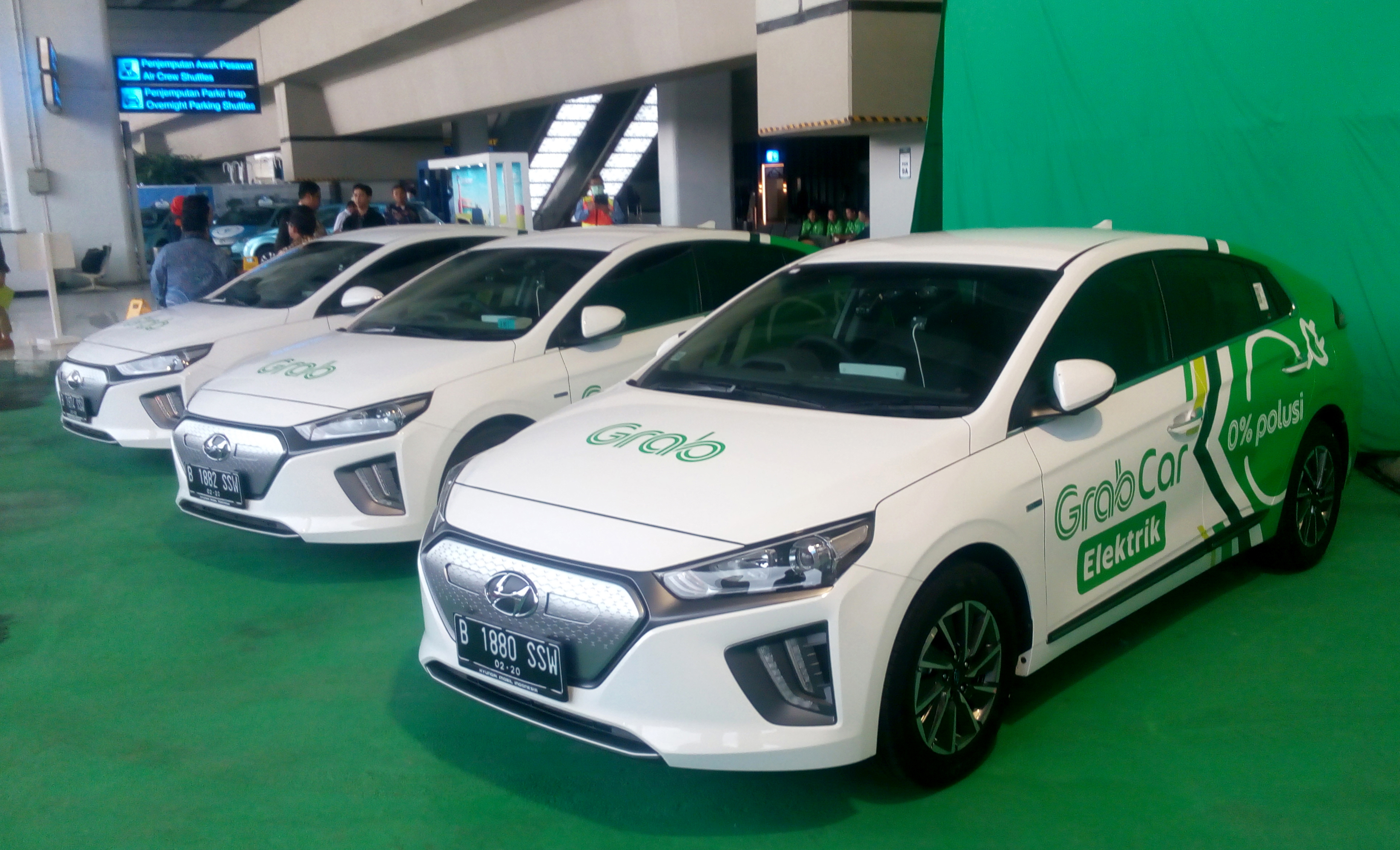 Mobil listrik produksi PT Hyundai Motor Indonesia telah pula digunakan armada Grabcar di Indonesia.