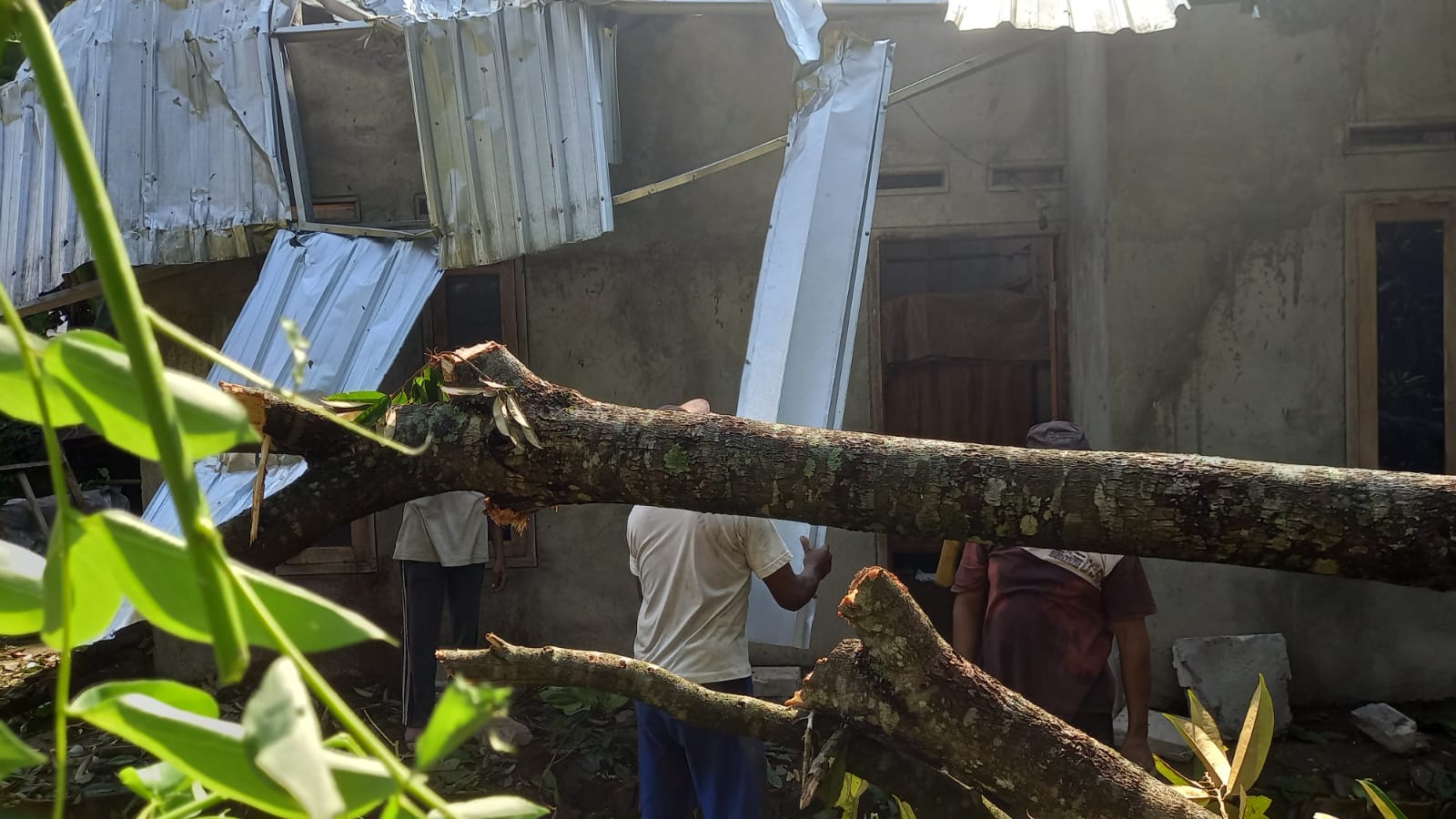 Warga menyaksikan rumah mereka yang rusak diterjang puting beliung di Kabupaten Tegal, Jawa Tengah.