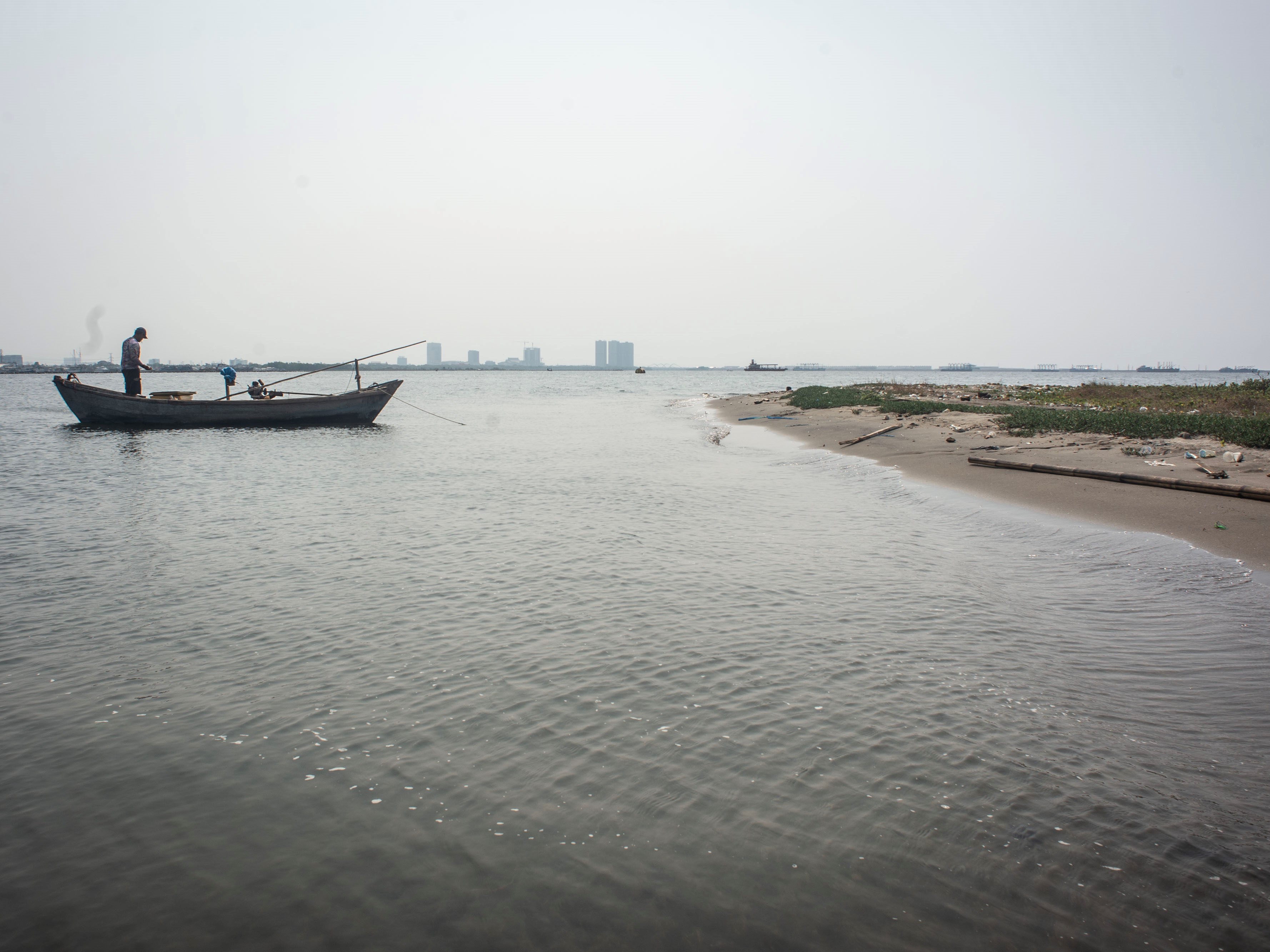 Nelayan beraktivitas di atas kapalnya di kawasan Pulau G, perairan Teluk Jakarta, Jakarta Utara.