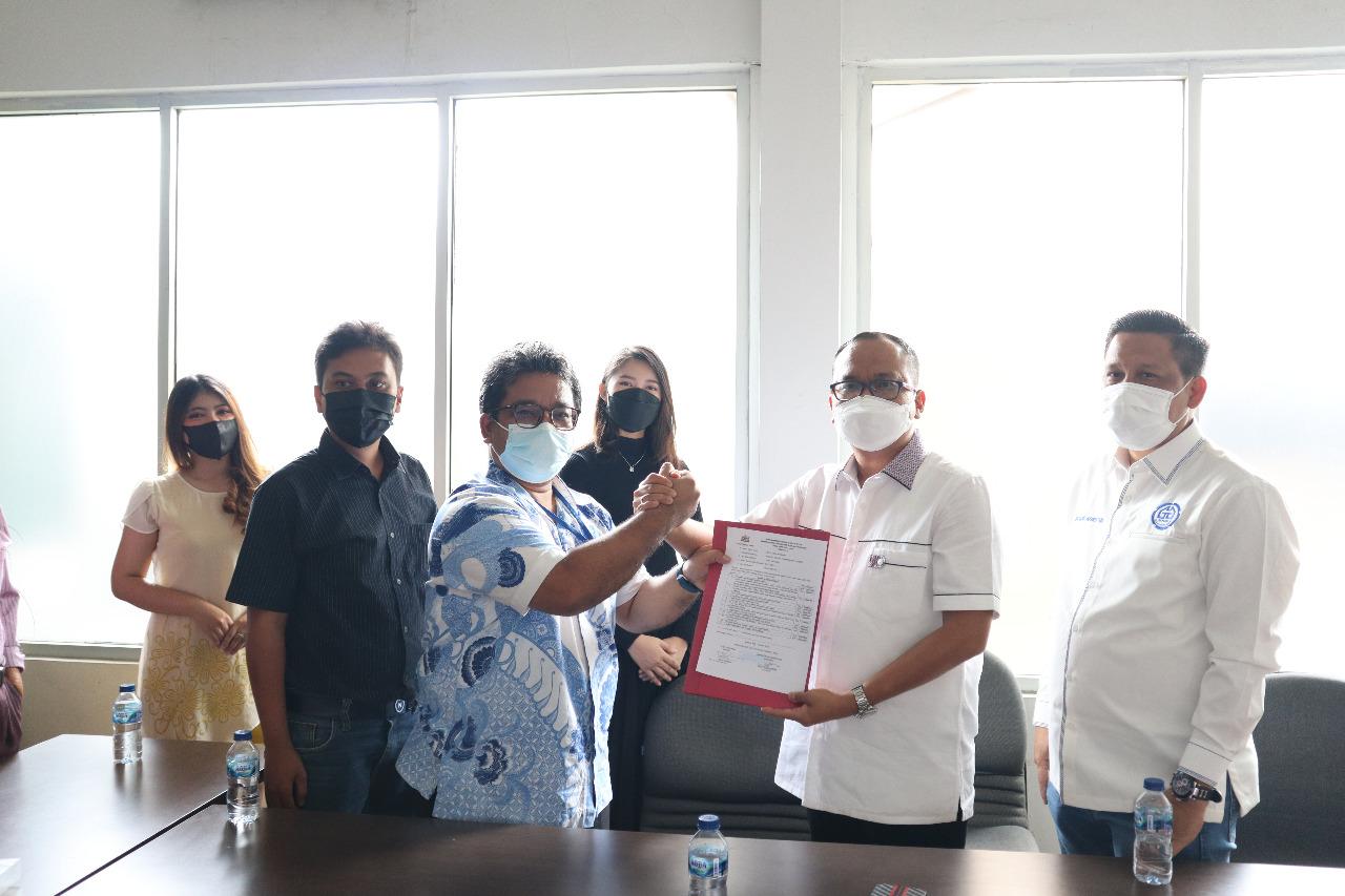 Wakil Bendahara Umum BPP Hipmi, Anta Ginting (dua kanan) menyerahkan berkas pendaftaraan calon Ketua Kadin Jakarta Timur.