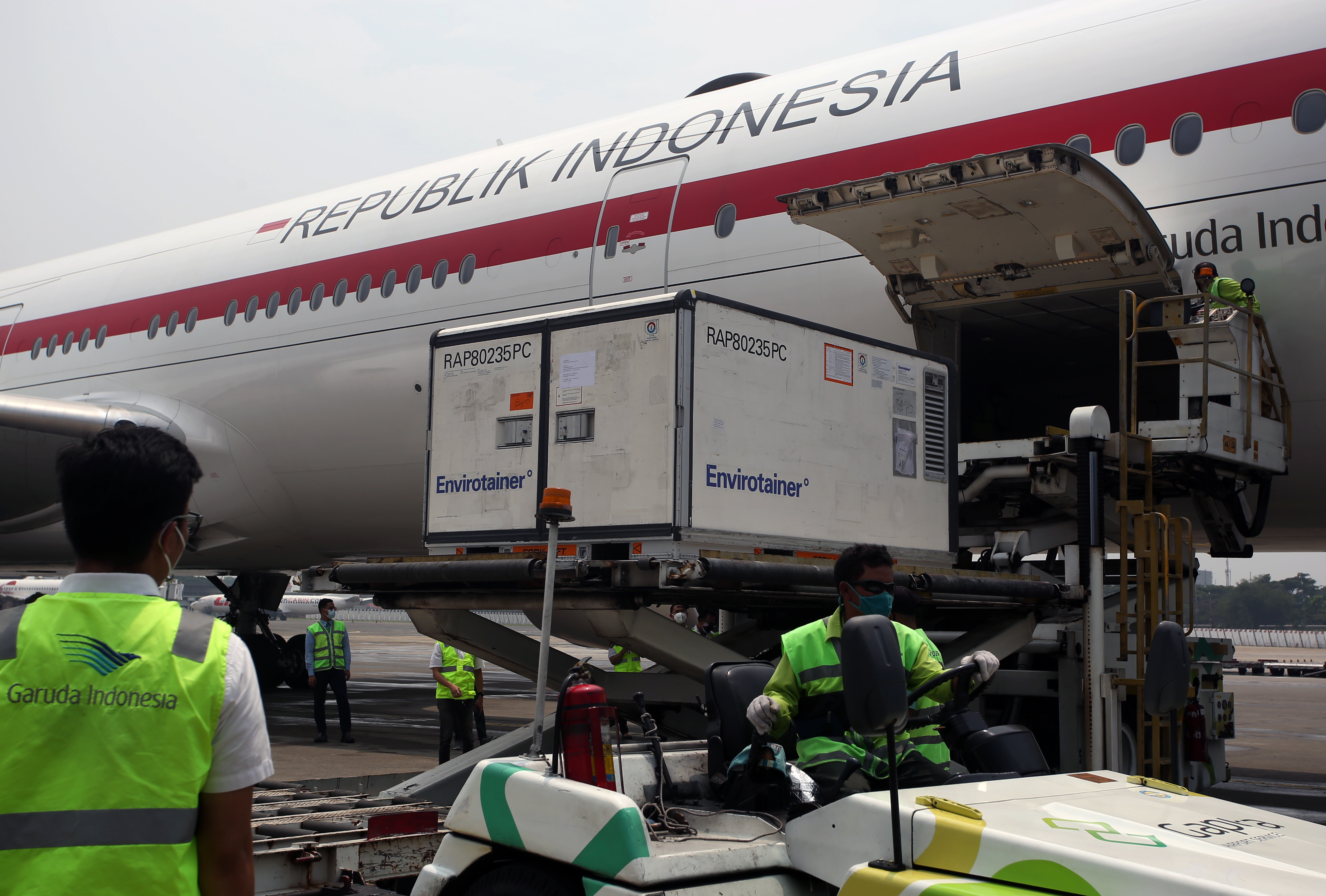 Pekerja melakukan bongkar muat envirotainer berisi vaksin Sinovac di Bandara Soekarno-Hatta.