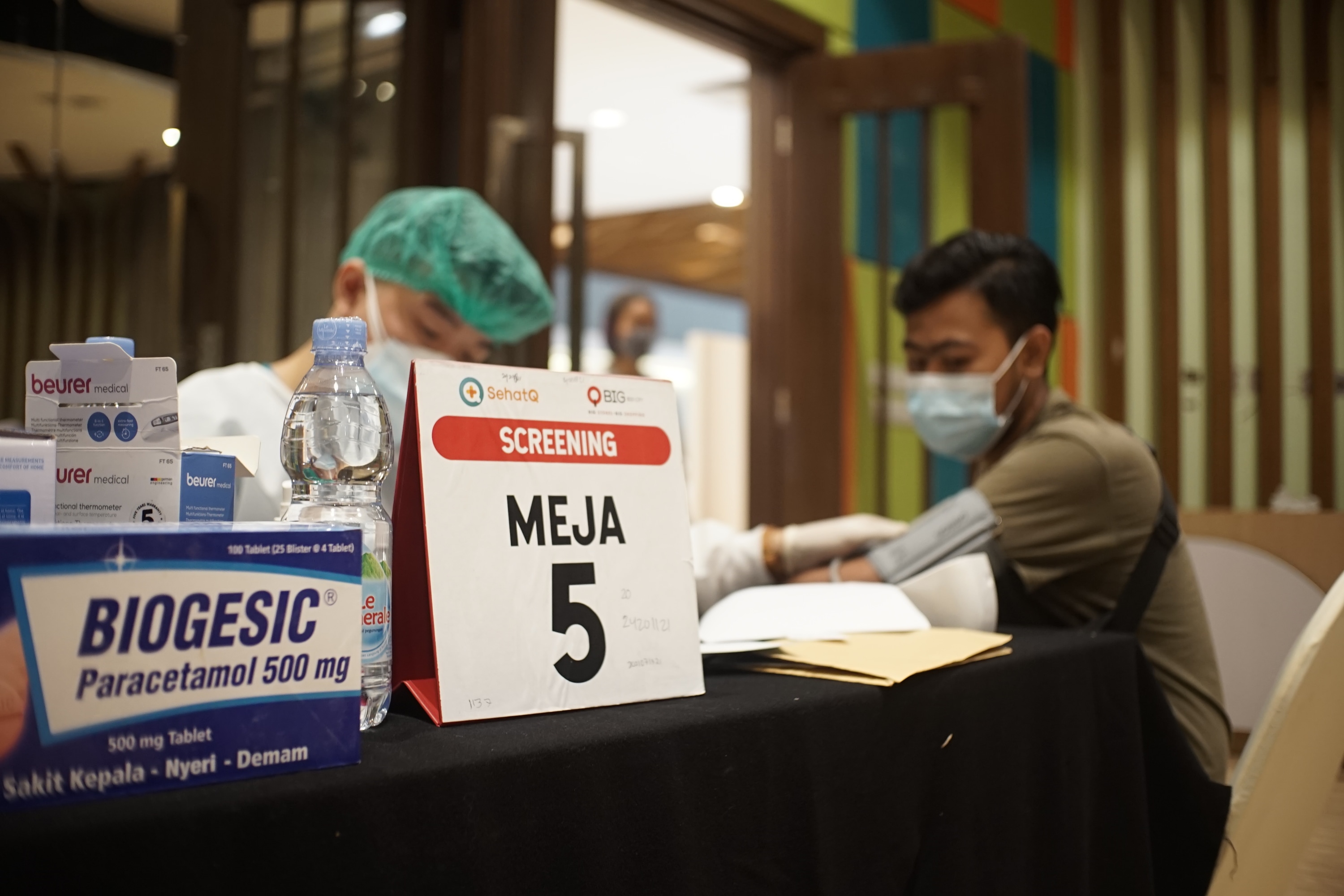 Kegiatan sentra vaksinasi Covid-19 yang digelar di pusat perbelanjaan QBig BSD City, Tangerang, Banten.