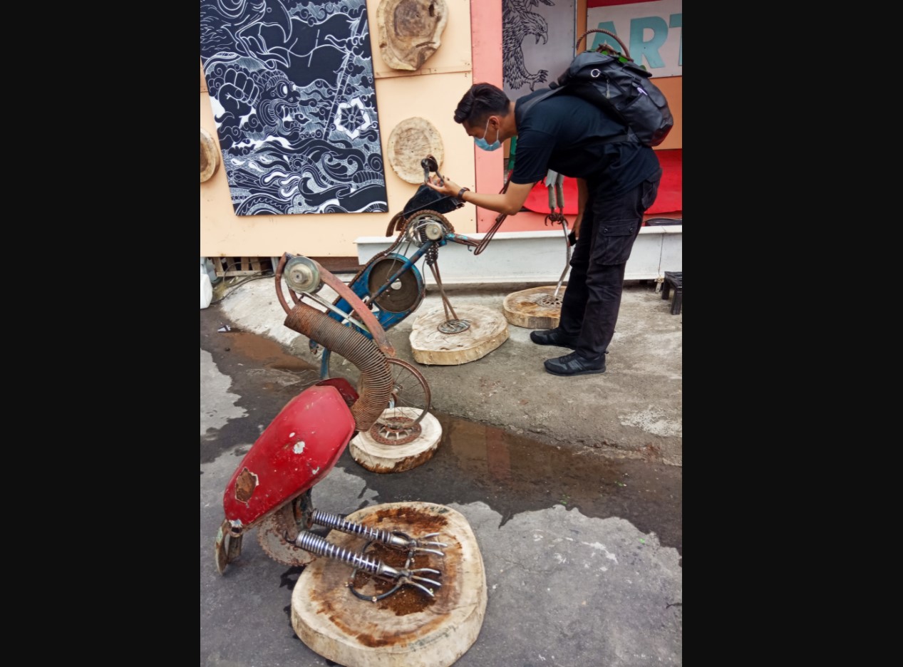 Karya seni kontemporer yang dipamerkan dalam Art Klat Sumpah Pemuda 2021. 