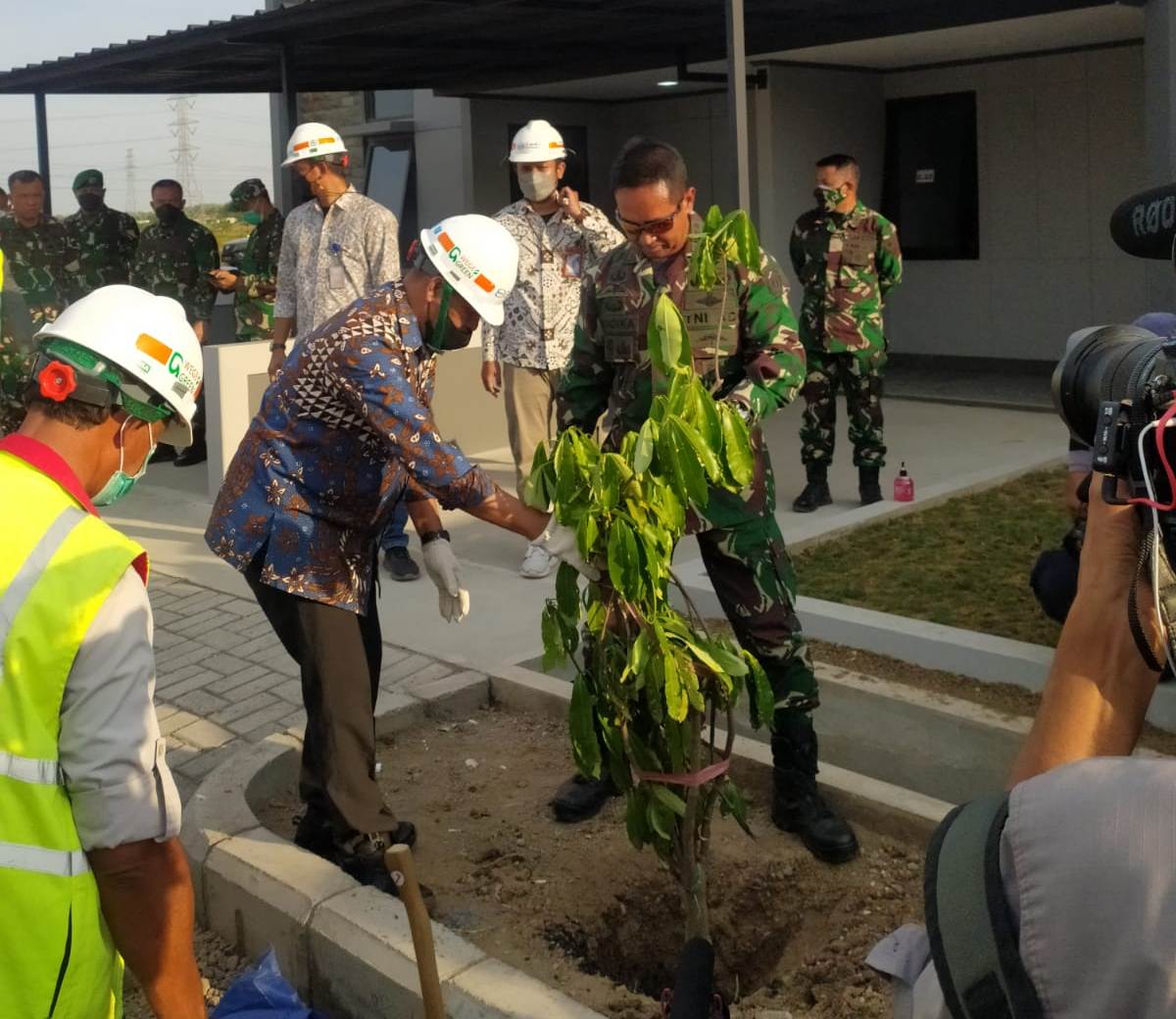 Kasad Jenderal TNI Andika Perkasa menanam pohon di lahan hijau rumah dinas prajurit di Yonif 516/CY Gresik Jawa Timur, Jumat (22/10)