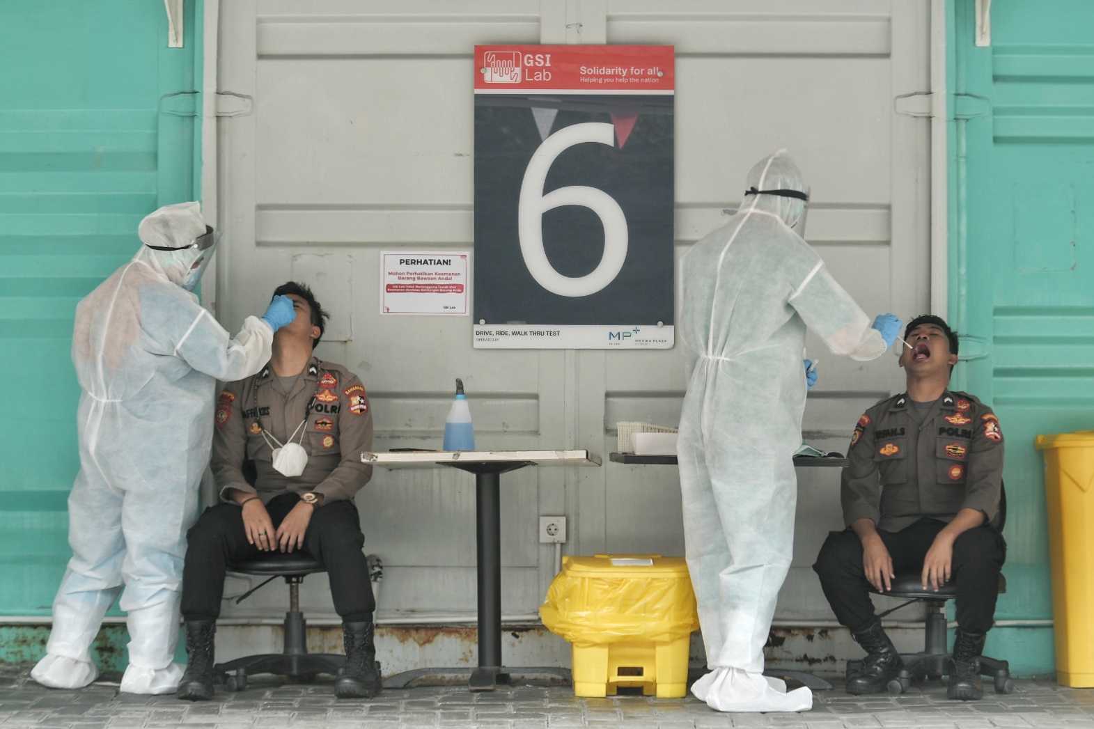 Petugas kesehatan melakukan tes PCR di Laboratorium GSI, Jakarta Selatan